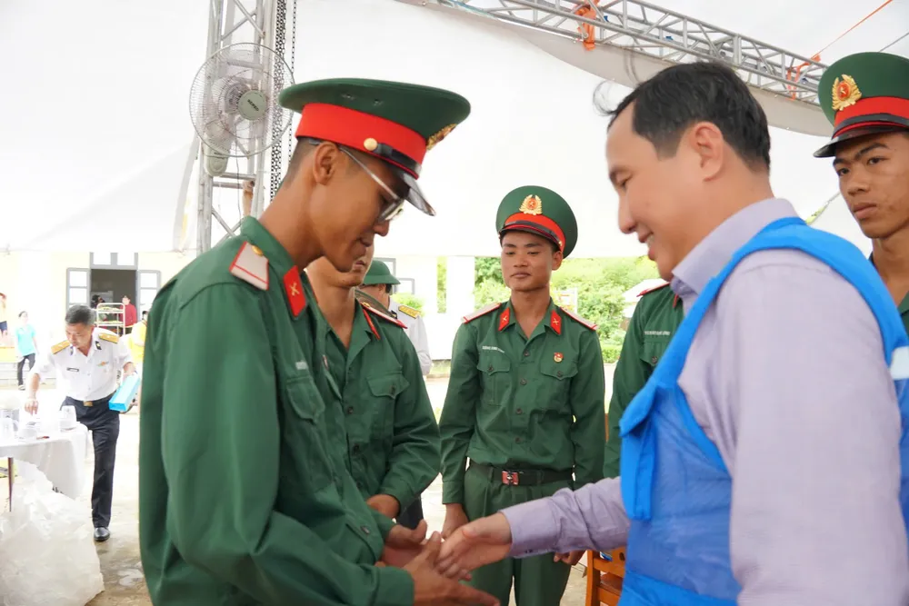 Ông Lê Hoàng Hải, Phó Trưởng Ban Tuyên giáo và Dân vận Thành ủy TP.HCM, động viên chiến sĩ tại Trạm Radar 590. 1000077010.jpg