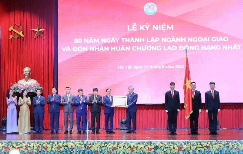 Tổng Bí thư Tô Lâm trao tặng Huân chương Lao động hạng Nhất cho Bộ Ngoại giao. Ảnh: TTXVN Nghị quyết 59 – Tiếng trống lệnh thôi thúc để Viêt Nam hùng cường