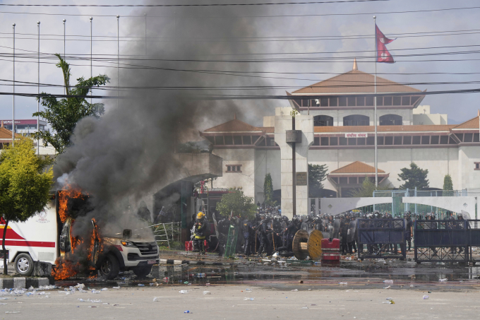 Xe bị đốt cháy trong cuộc biểu tình bạo lực ở Kathmandu, Nepal ngày 8/9. Ảnh: AP