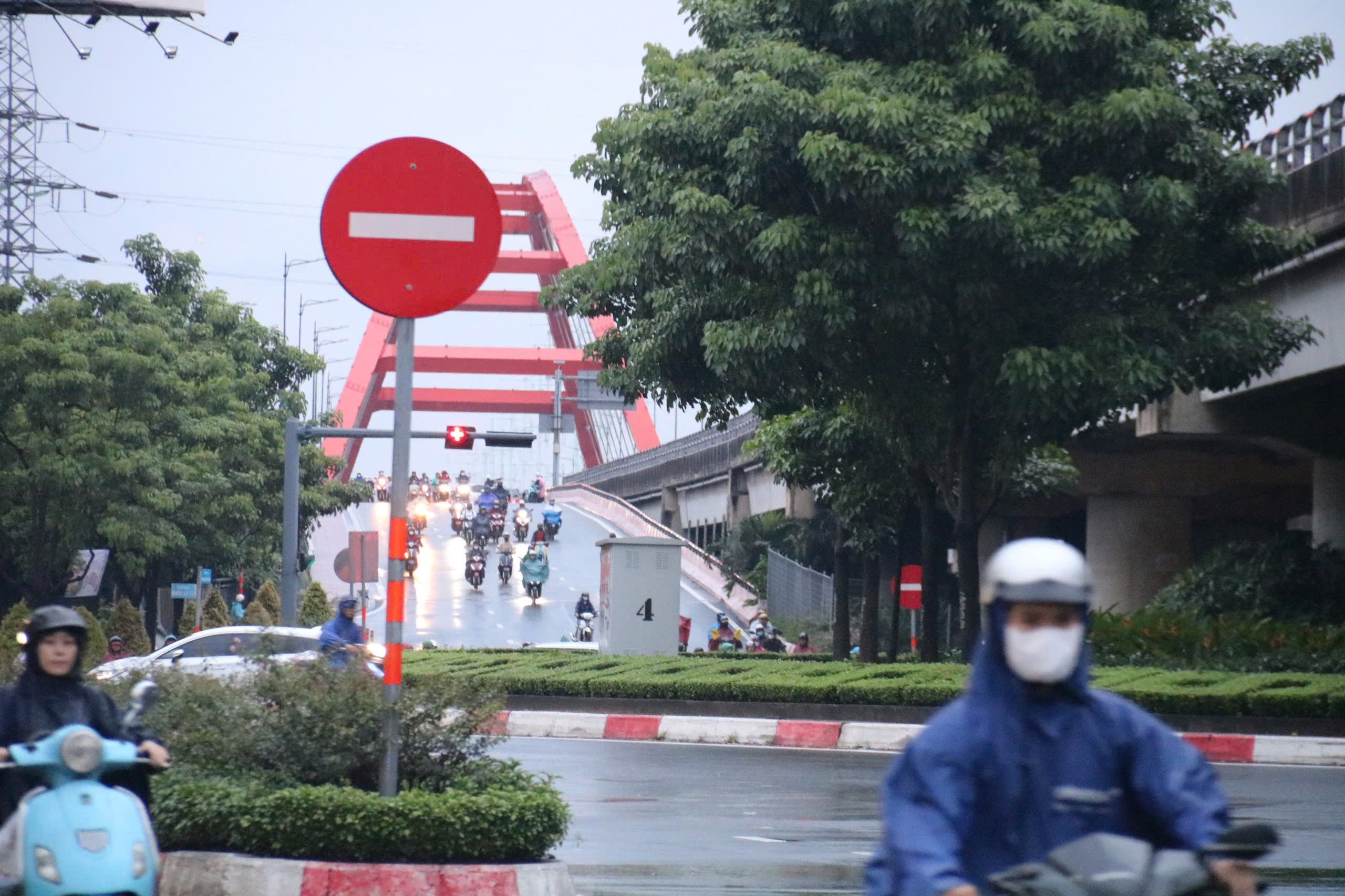 Người dân TP HCM bất ngờ với việc đóng lối cầu Bình Lợi, tuy nhiên kẹt quá nên mở ra- Ảnh 2. Người dân TP HCM bất ngờ với việc đóng lối cầu Bình Lợi, tuy nhiên kẹt quá nên mở ra- Ảnh 2.