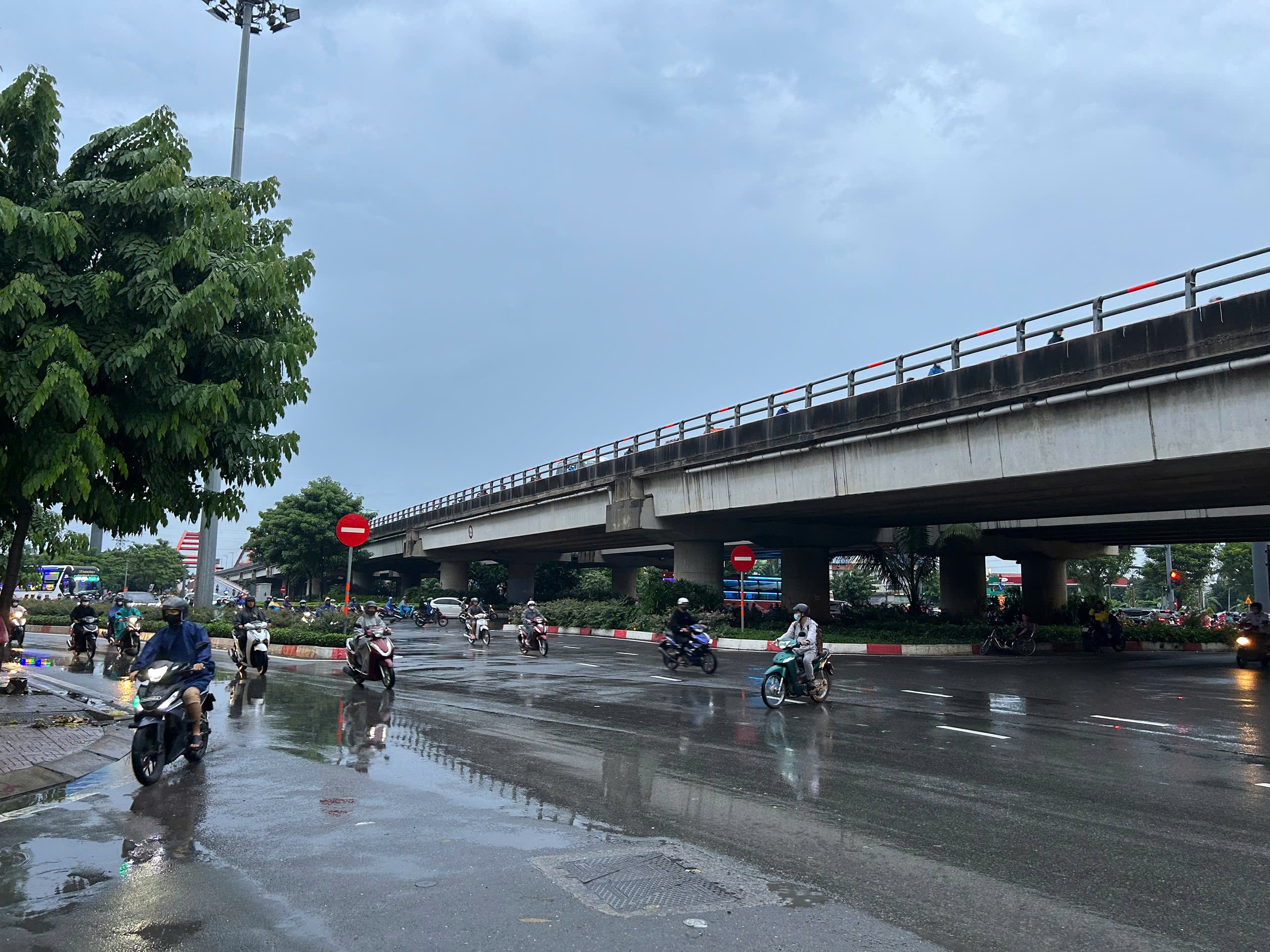 Người dân TP HCM bất ngờ với việc đóng lối cầu Bình Lợi, tuy nhiên kẹt quá nên mở ra- Ảnh 3. Người dân TP HCM bất ngờ với việc đóng lối cầu Bình Lợi, tuy nhiên kẹt quá nên mở ra- Ảnh 3.