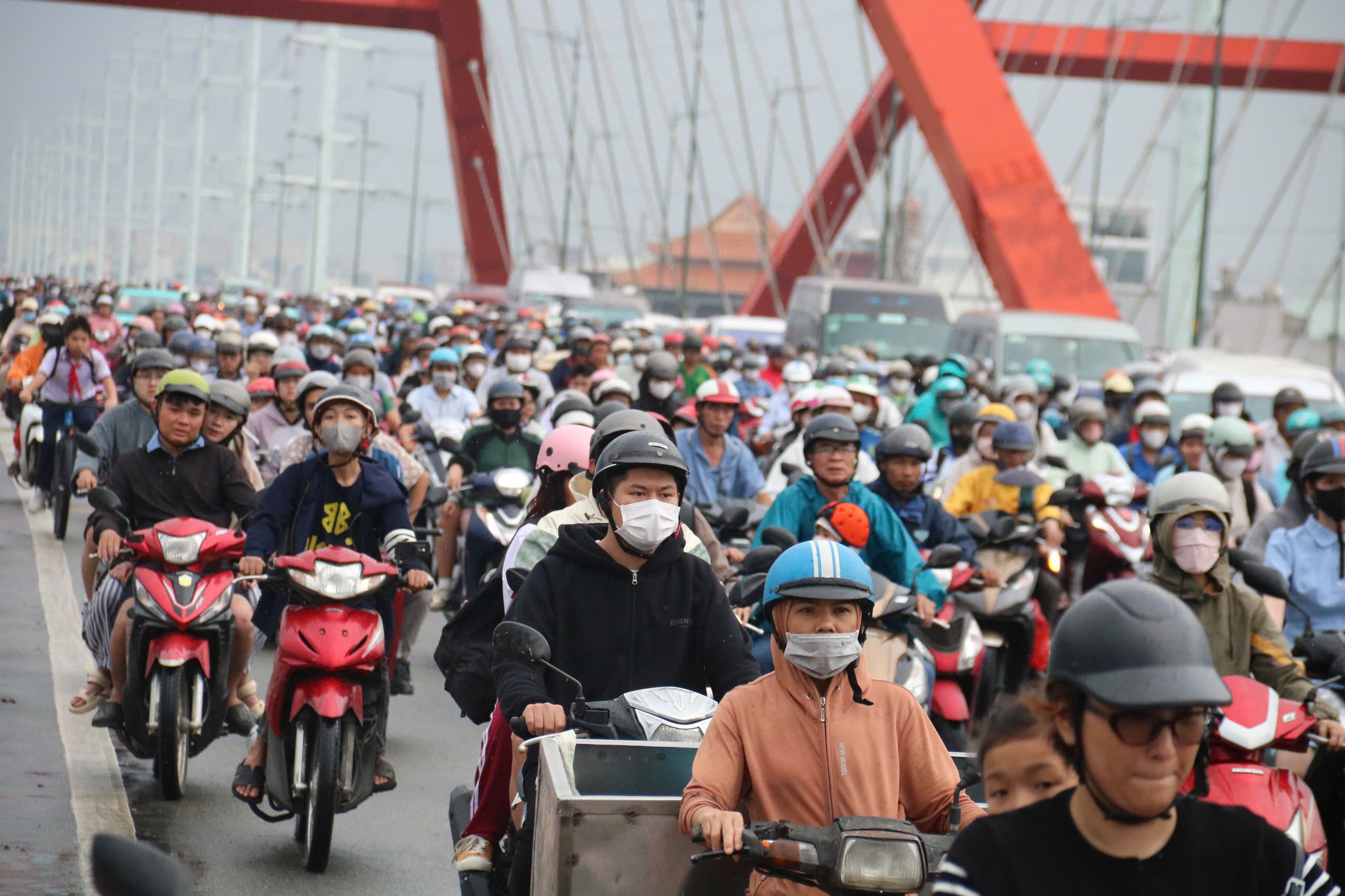 Người dân TP HCM bất ngờ với việc đóng lối cầu Bình Lợi, tuy nhiên kẹt quá nên mở ra- Ảnh 5. Người dân TP HCM bất ngờ với việc đóng lối cầu Bình Lợi, tuy nhiên kẹt quá nên mở ra- Ảnh 5.