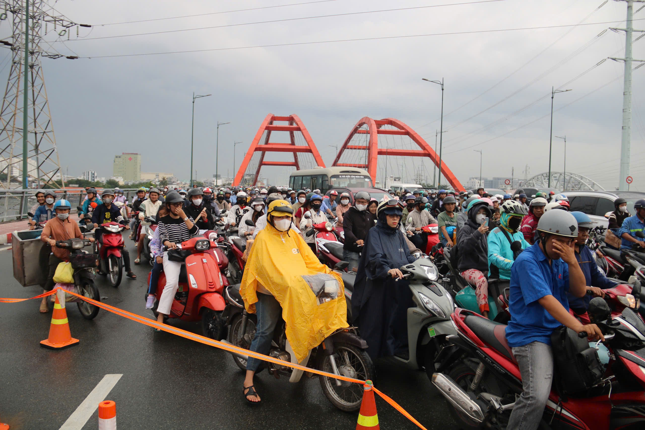 Người dân TP HCM bất ngờ với việc đóng lối cầu Bình Lợi, tuy nhiên kẹt quá nên mở ra- Ảnh 4. Người dân TP HCM bất ngờ với việc đóng lối cầu Bình Lợi, tuy nhiên kẹt quá nên mở ra- Ảnh 4.
