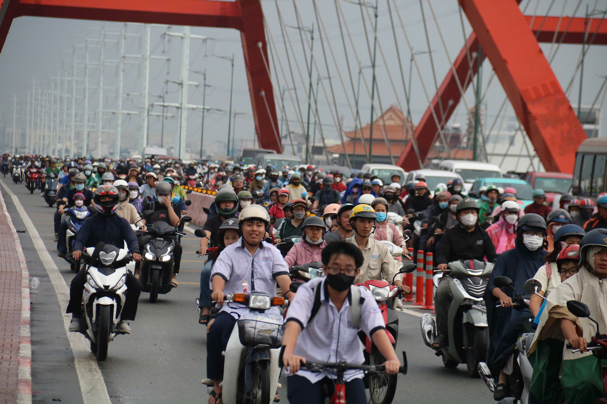 Người dân TP HCM bất ngờ với việc đóng lối cầu Bình Lợi, tuy nhiên kẹt quá nên mở ra- Ảnh 9. Người dân TP HCM bất ngờ với việc đóng lối cầu Bình Lợi, tuy nhiên kẹt quá nên mở ra- Ảnh 9.