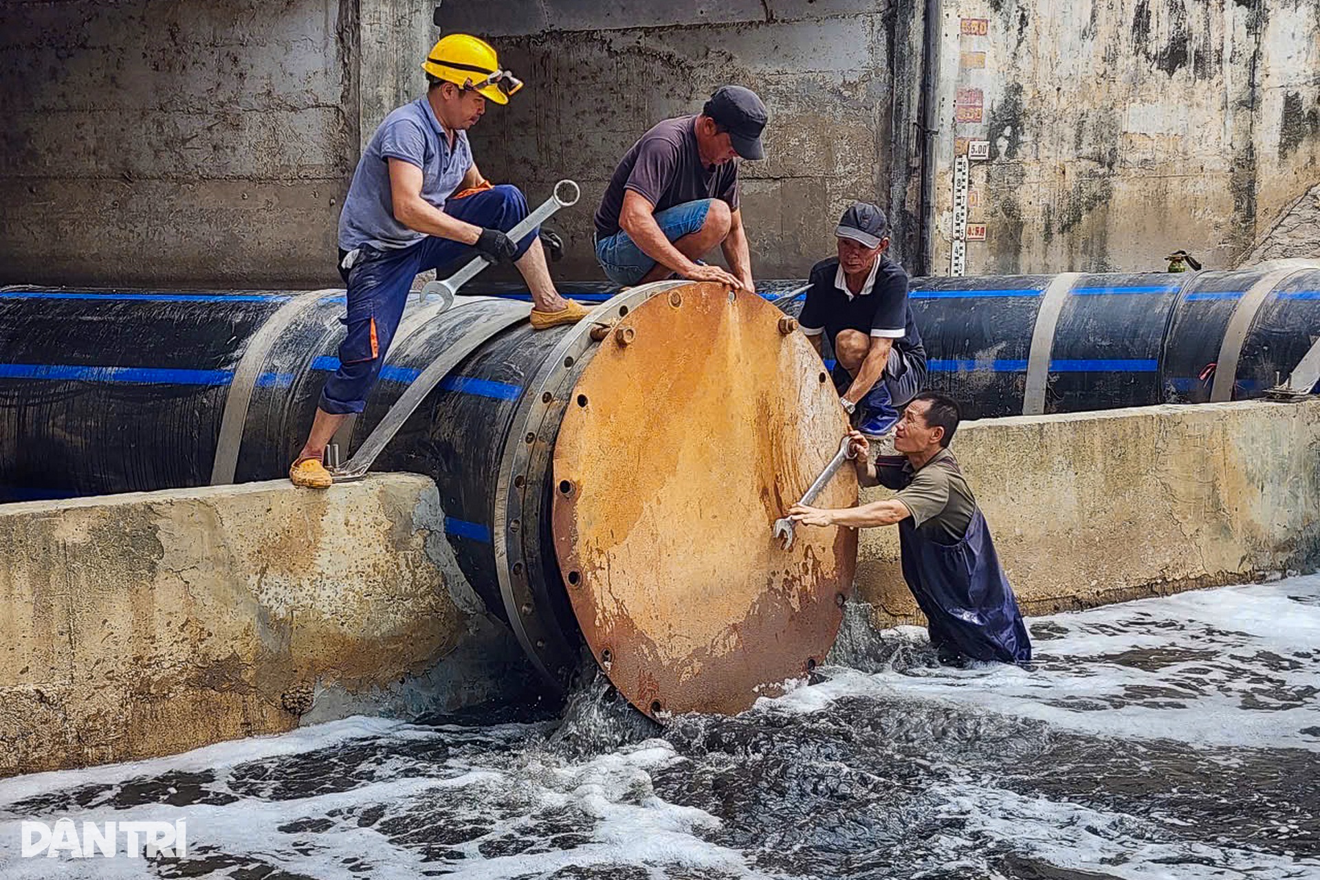 Hình ảnh sông Tô Lịch đón dòng nước trong xanh mới từ hồ Tây - 2 Hình ảnh sông Tô Lịch đón dòng nước trong xanh mới từ hồ Tây - 2