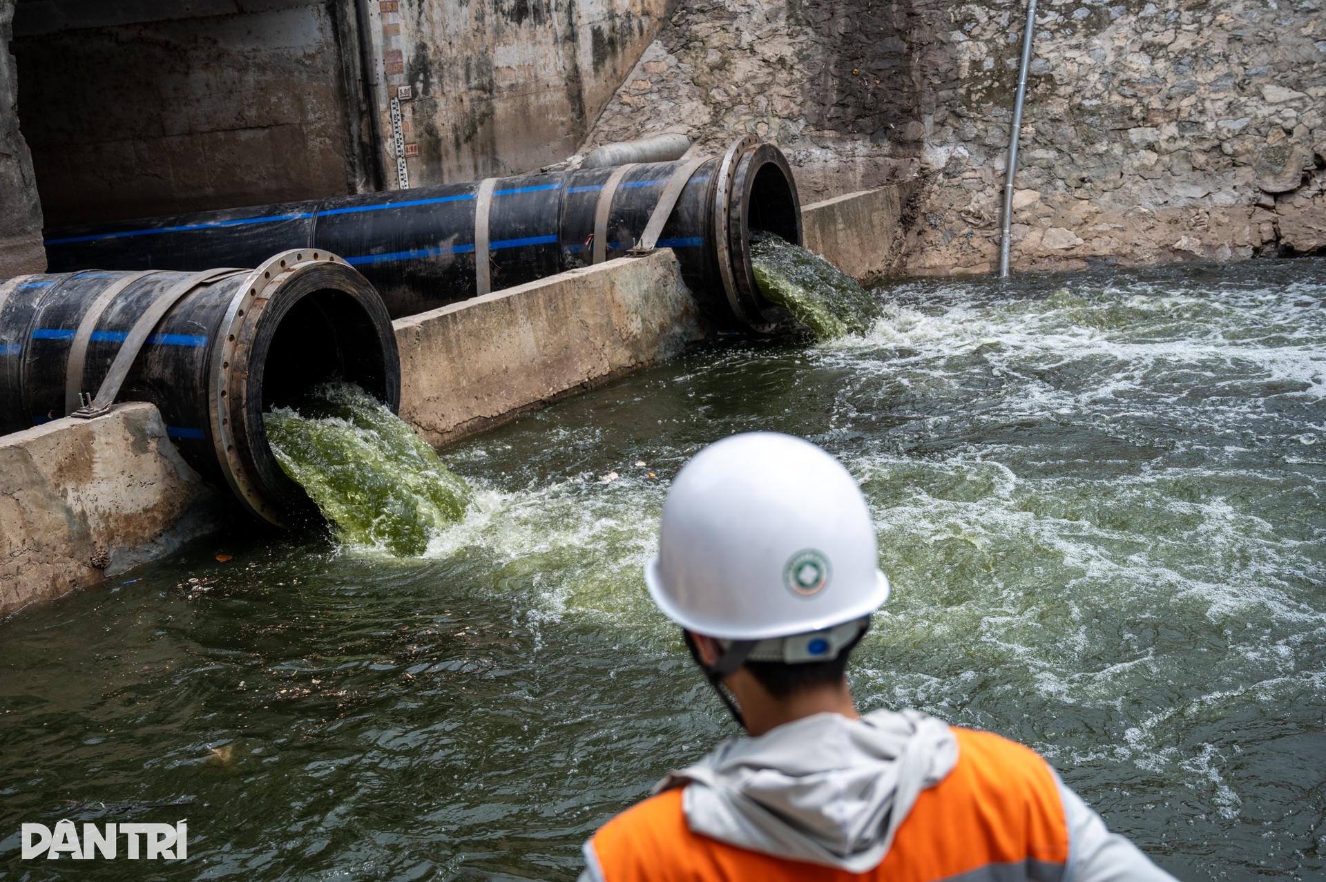 Hình ảnh sông Tô Lịch đón dòng nước trong xanh mới từ hồ Tây - 3 Hình ảnh sông Tô Lịch đón dòng nước trong xanh mới từ hồ Tây - 3