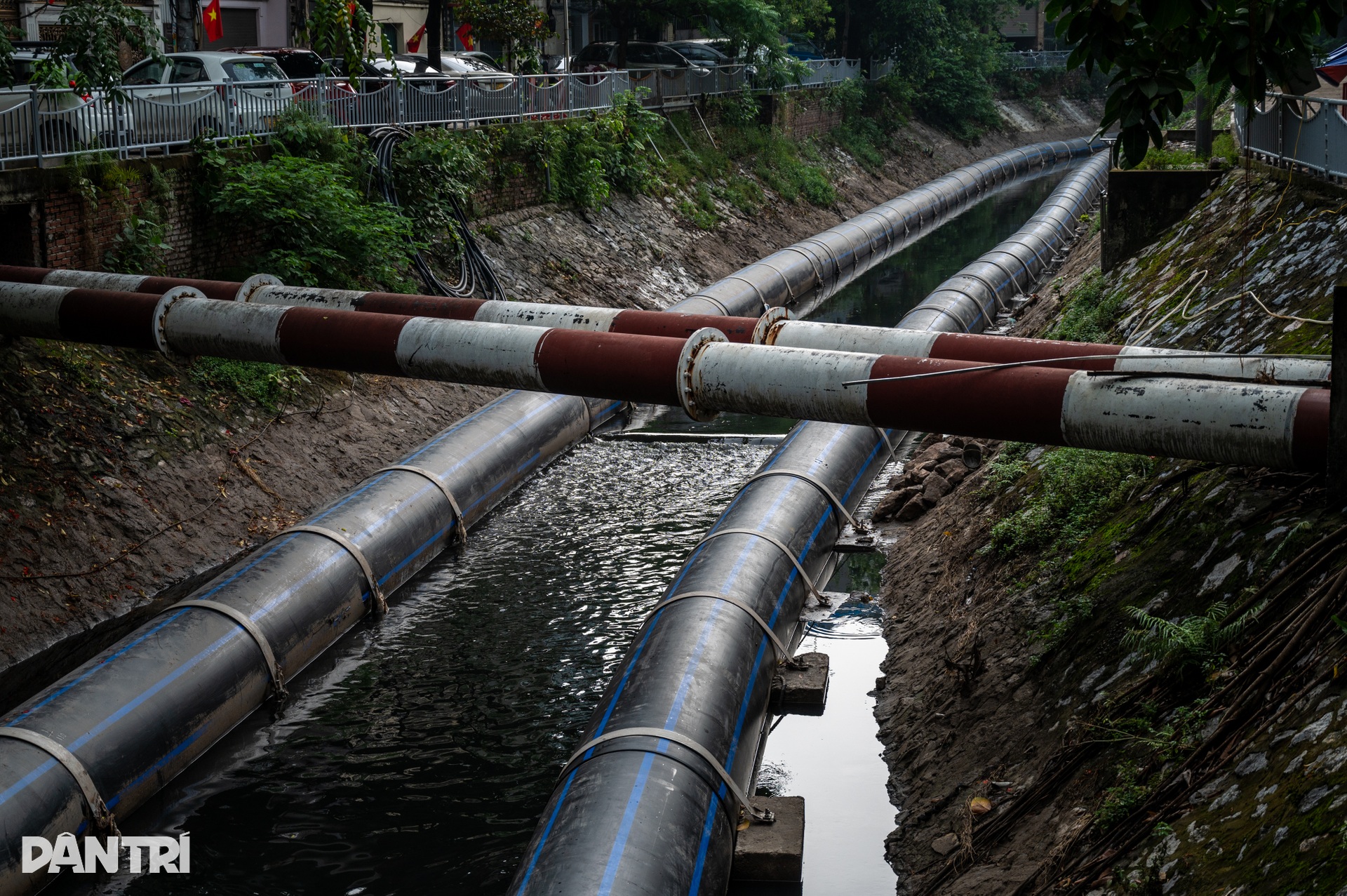 Hình ảnh sông Tô Lịch đón dòng nước trong xanh mới từ hồ Tây - 4 Hình ảnh sông Tô Lịch đón dòng nước trong xanh mới từ hồ Tây - 4