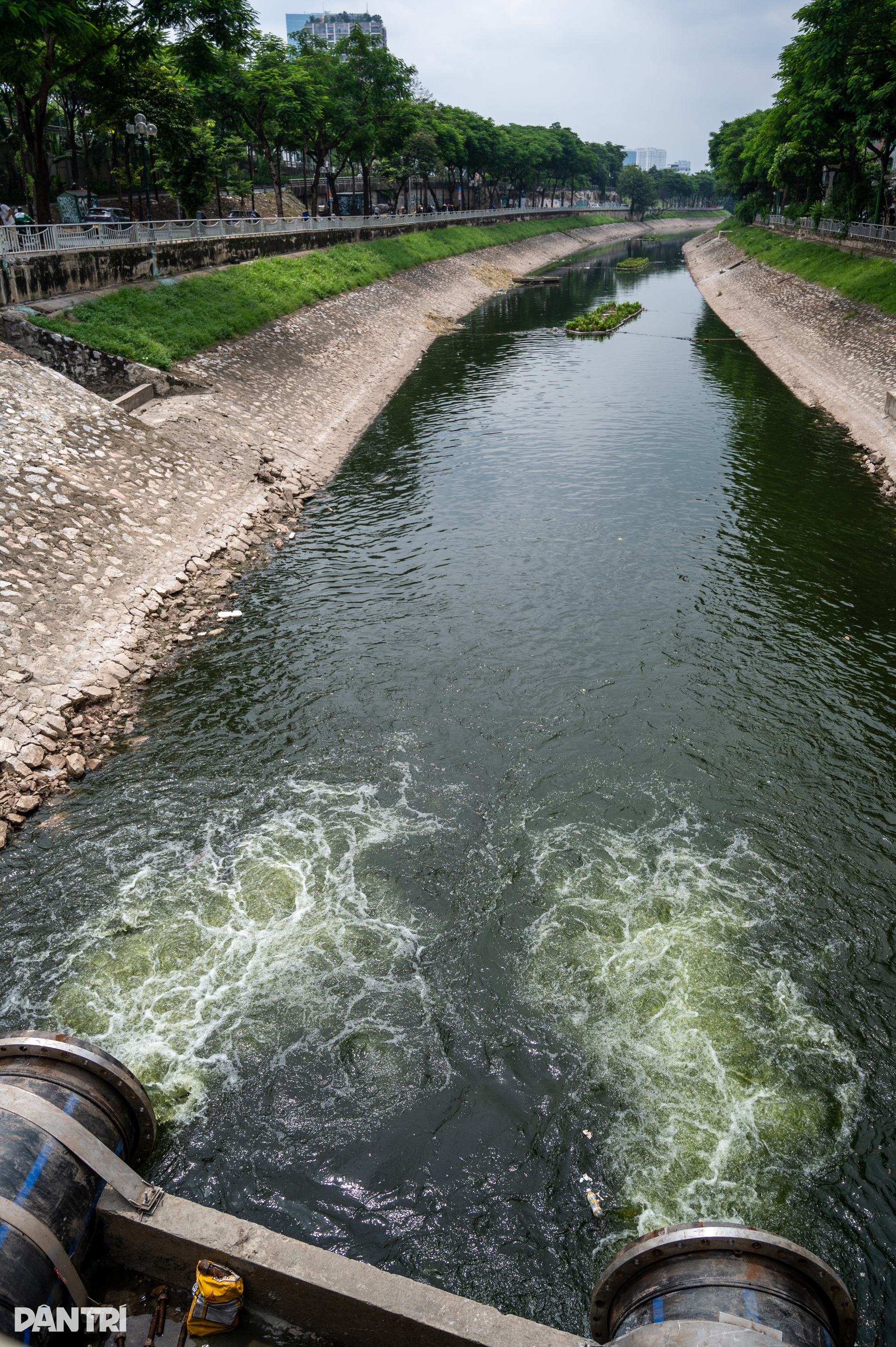 Hình ảnh sông Tô Lịch đón dòng nước trong xanh mới từ hồ Tây - 5 Hình ảnh sông Tô Lịch đón dòng nước trong xanh mới từ hồ Tây - 5