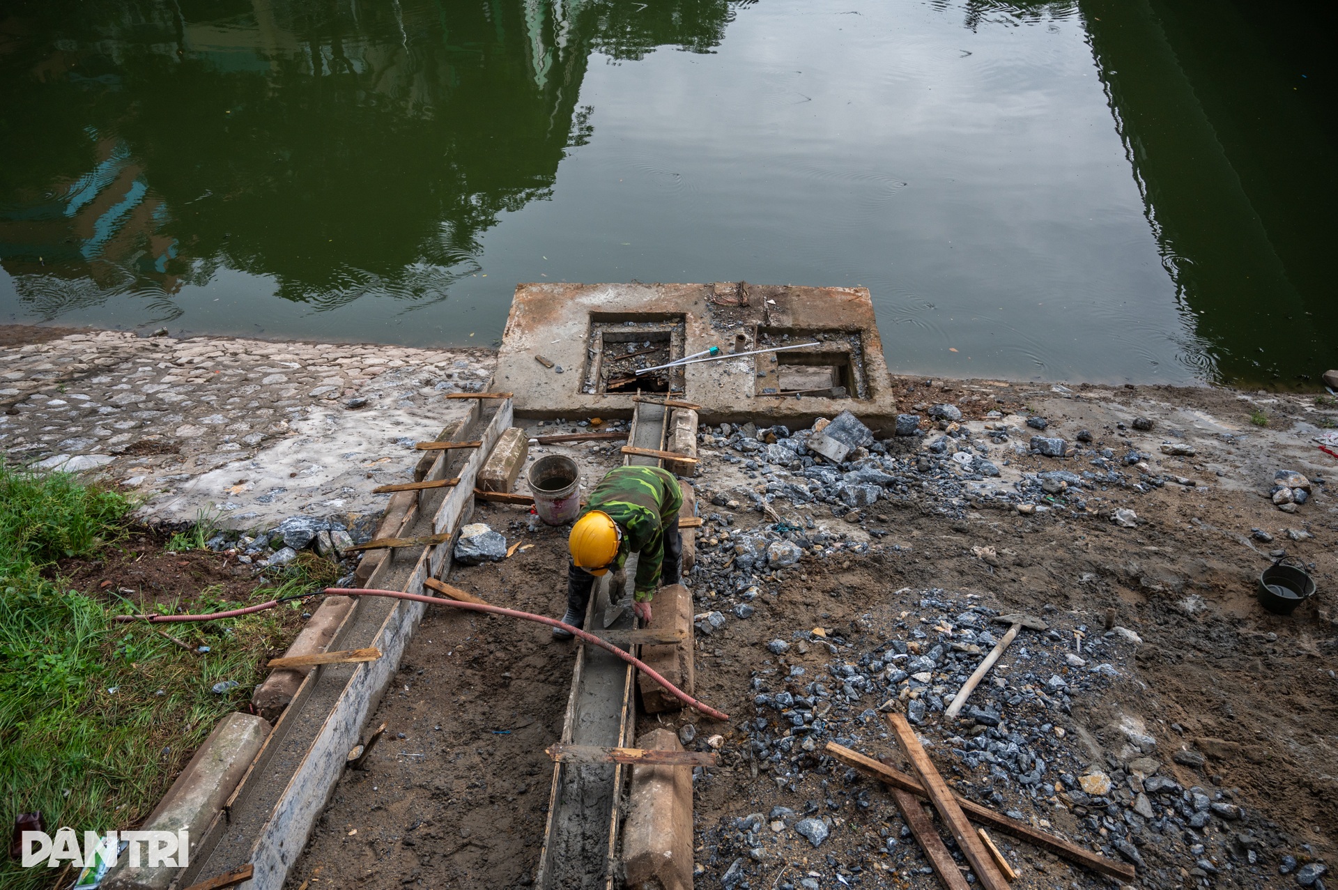 Hình ảnh sông Tô Lịch đón dòng nước trong xanh mới từ hồ Tây - 8 Hình ảnh sông Tô Lịch đón dòng nước trong xanh mới từ hồ Tây - 8