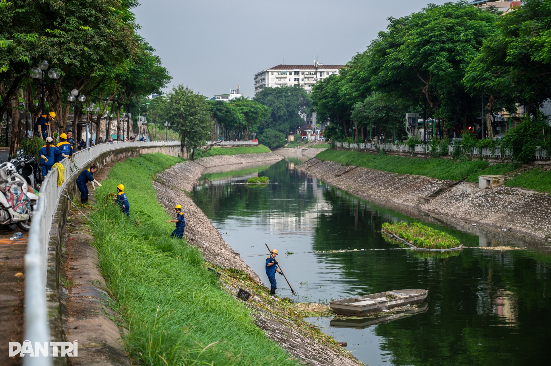 Hình ảnh sông Tô Lịch đón dòng nước trong xanh mới từ hồ Tây - 9 Hình ảnh sông Tô Lịch đón dòng nước trong xanh mới từ hồ Tây - 9