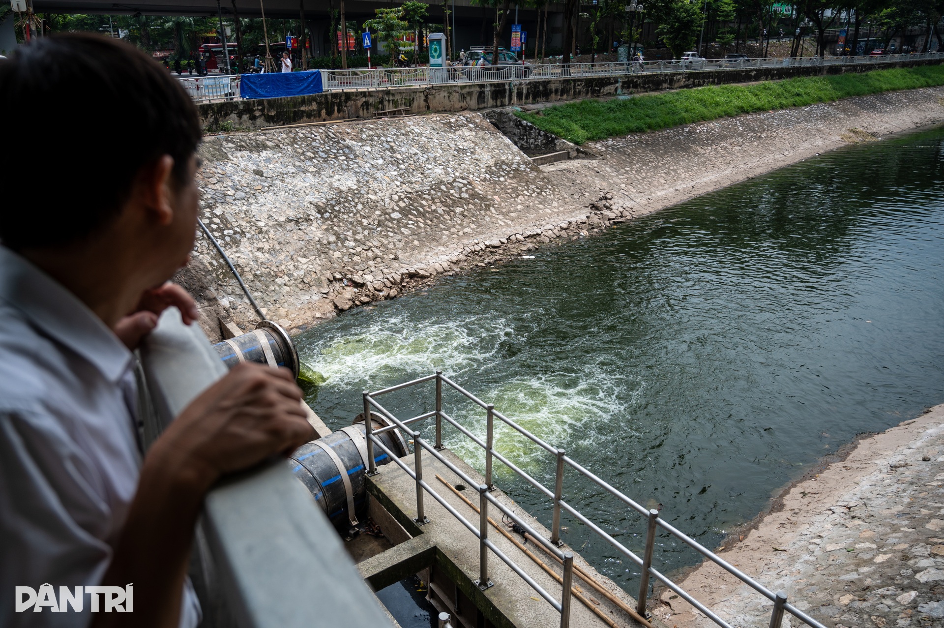 Hình ảnh sông Tô Lịch đón dòng nước trong xanh mới từ hồ Tây - 11 Hình ảnh sông Tô Lịch đón dòng nước trong xanh mới từ hồ Tây - 11