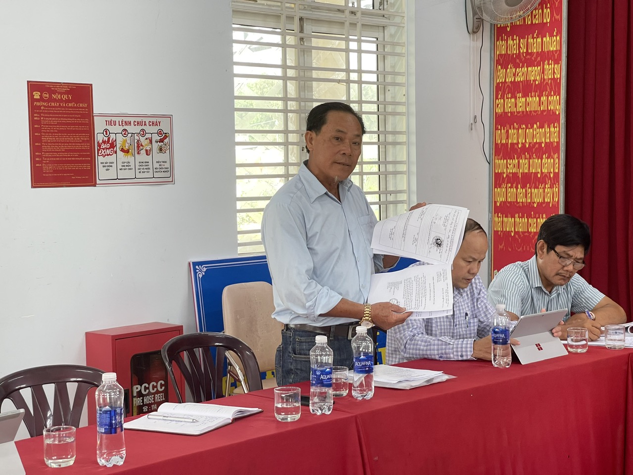 Đối thoại tháo gỡ vướng mắc 8 năm ở xã Vạn Tường 3 Đối thoại với chính quyền xã Vạn Tường: Người dân chịu bàn giao mặt bằng làm đường - Ảnh 3.