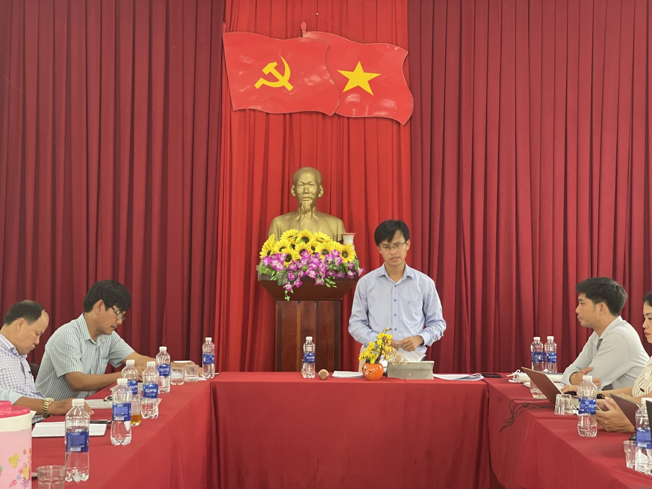 Đối thoại tháo gỡ vướng mắc 8 năm ở xã Vạn Tường 2 Đối thoại với chính quyền xã Vạn Tường: Người dân chịu bàn giao mặt bằng làm đường - Ảnh 2.