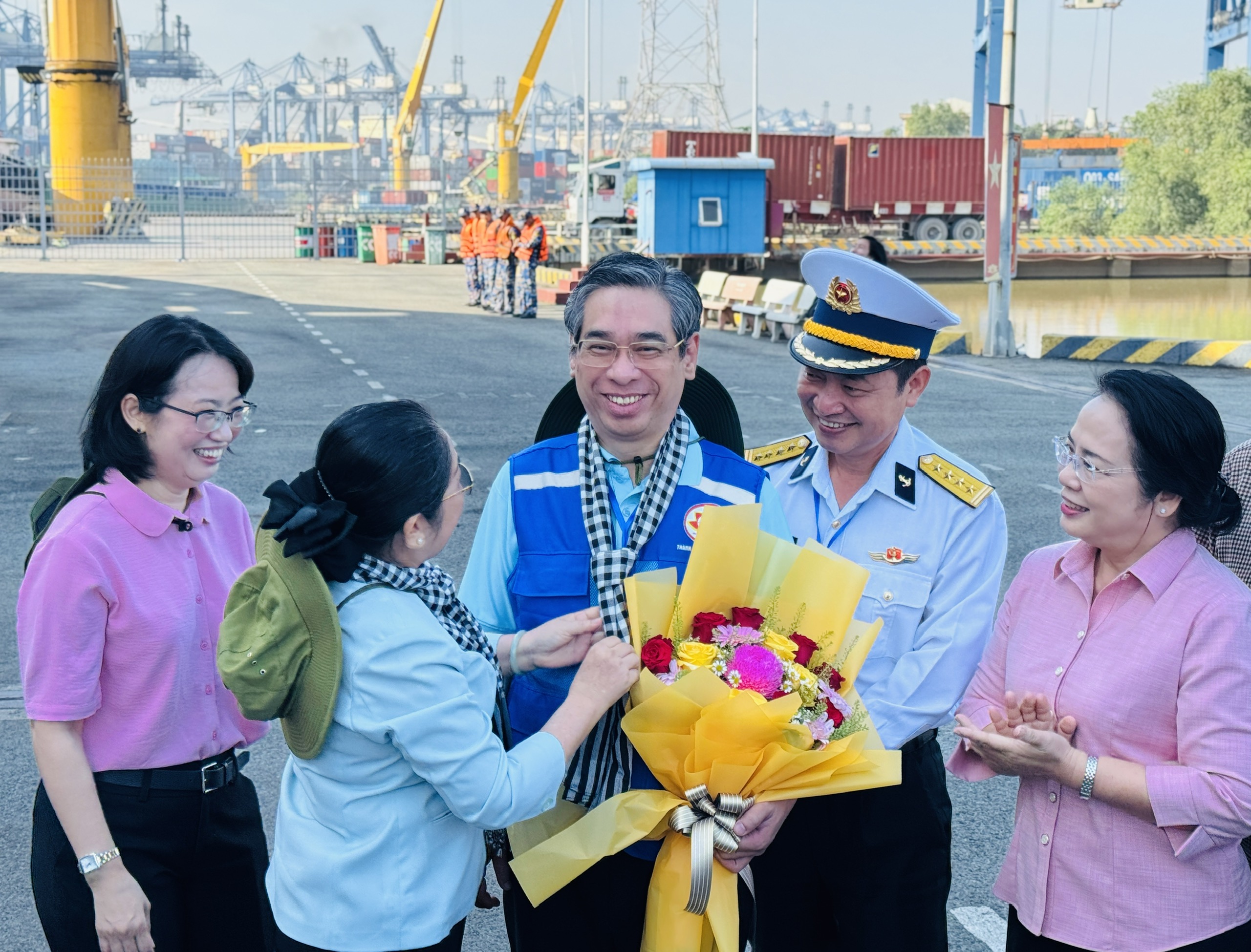 Đoàn đại biểu TP HCM thăm cán bộ, chiến sĩ, nhân dân vùng biển đảo Tây Nam- Ảnh 6. Đoàn đại biểu TP HCM thăm cán bộ, chiến sĩ, nhân dân vùng biển đảo Tây Nam- Ảnh 6.