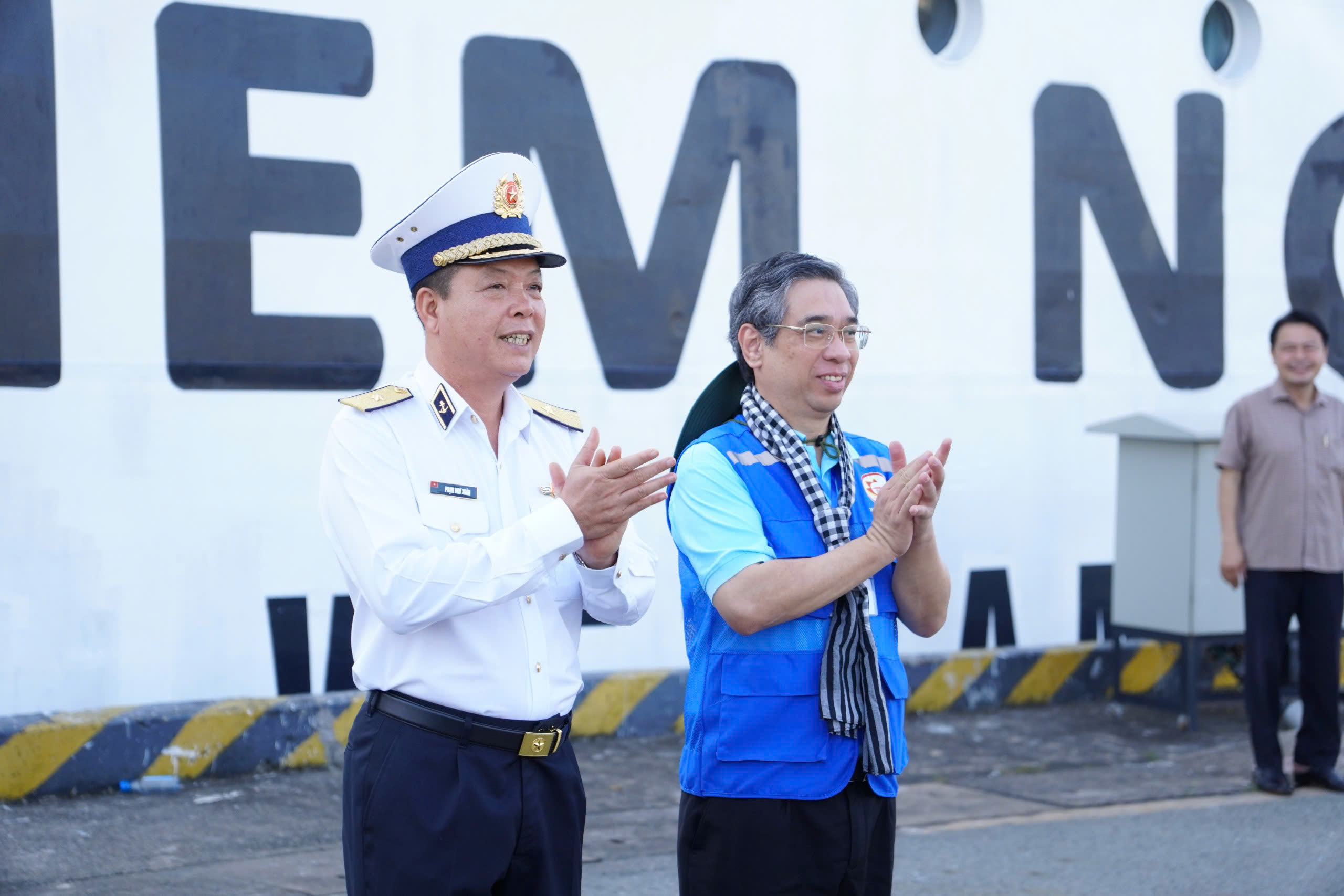 Đoàn đại biểu TP HCM thăm cán bộ, chiến sĩ, nhân dân vùng biển đảo Tây Nam- Ảnh 7. Đoàn đại biểu TP HCM thăm cán bộ, chiến sĩ, nhân dân vùng biển đảo Tây Nam- Ảnh 7.