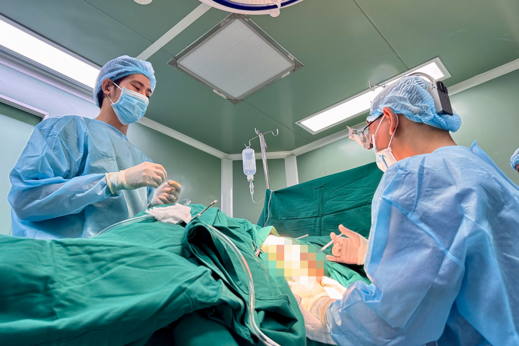 Người phụ nữ ở TPHCM bị biến dạng cơ thể vì tiêm filler collagen giá rẻ - 2