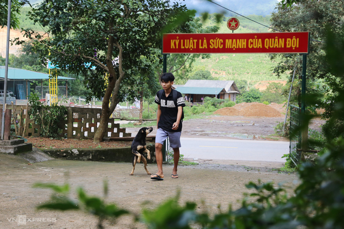 Để tiện đến trường Hồ Cu Ba đến ăn ở tại tổ công tác, Y Leng sau ba tháng hè ở tại Đồn Biên phòng Cửa khẩu quốc tế Cha Lo. Ảnh: Đắc Thành