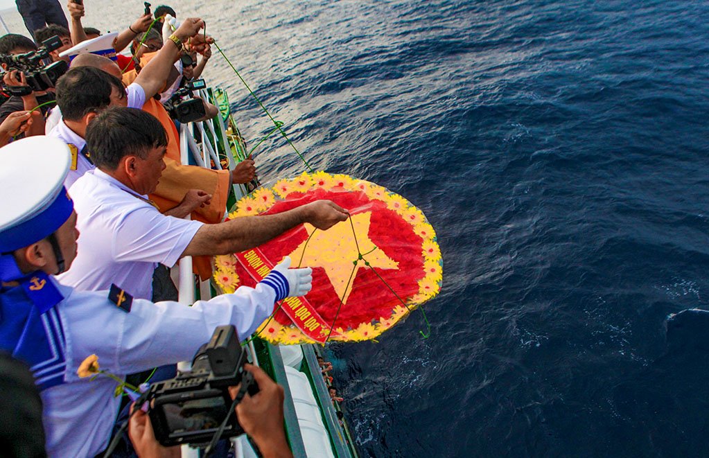 Cuộc thi viết “Chủ quyền quốc gia bất khả xâm phạm”: Dưới bóng cờ Trường Sa- Ảnh 2. Cuộc thi viết “Chủ quyền quốc gia bất khả xâm phạm”: Dưới bóng cờ Trường Sa- Ảnh 2.