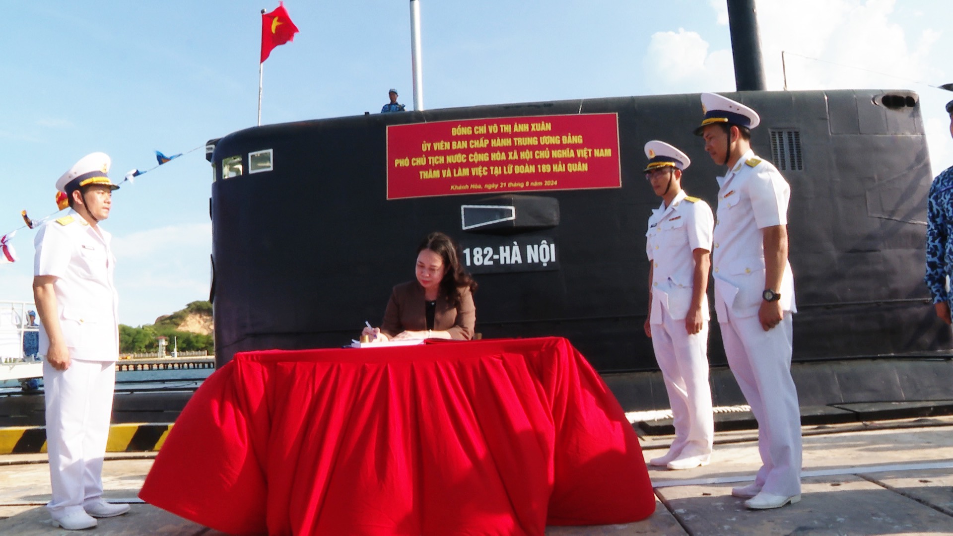 Phó Chủ tịch nước Võ Thị Ánh Xuân thăm Vùng 4 Hải quân - Ảnh 4. Phó Chủ tịch nước Võ Thị Ánh Xuân thăm Vùng 4 Hải quân - Ảnh 4.