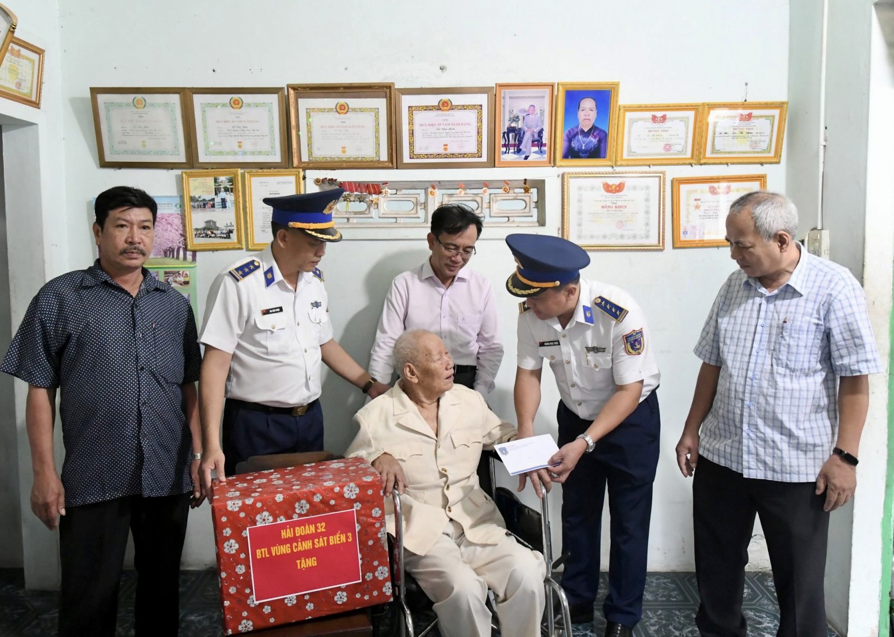 Điểm sáng thi đua quyết thắng- Ảnh 2. Điểm sáng thi đua quyết thắng- Ảnh 2.