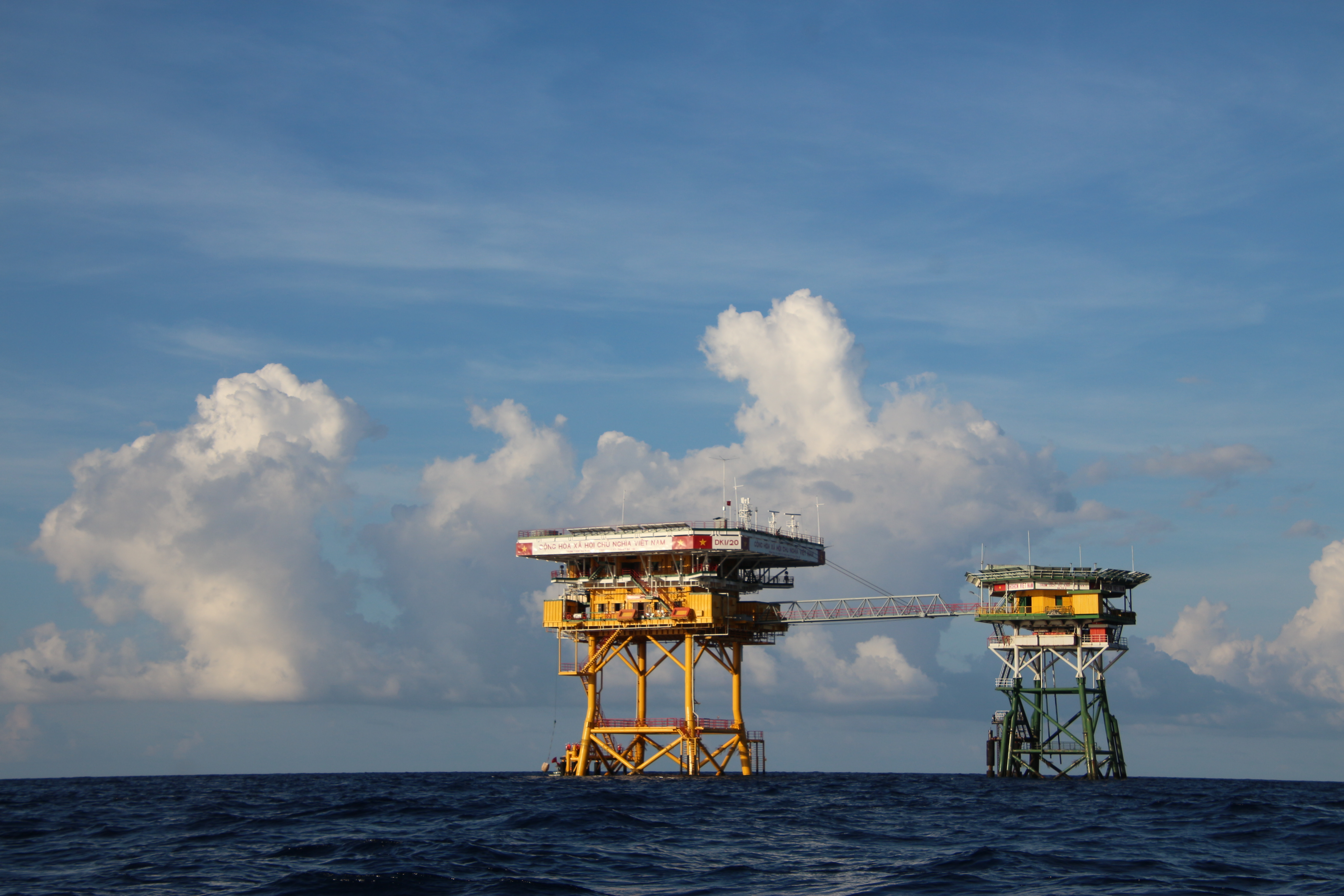 CUỘC THI VIẾT “CHỦ QUYỀN QUỐC GIA BẤT KHẢ XÂM PHẠM”: Ở nơi đồng đội tôi nằm xuống- Ảnh 2. CUỘC THI VIẾT “CHỦ QUYỀN QUỐC GIA BẤT KHẢ XÂM PHẠM”: Ở nơi đồng đội tôi nằm xuống- Ảnh 2.