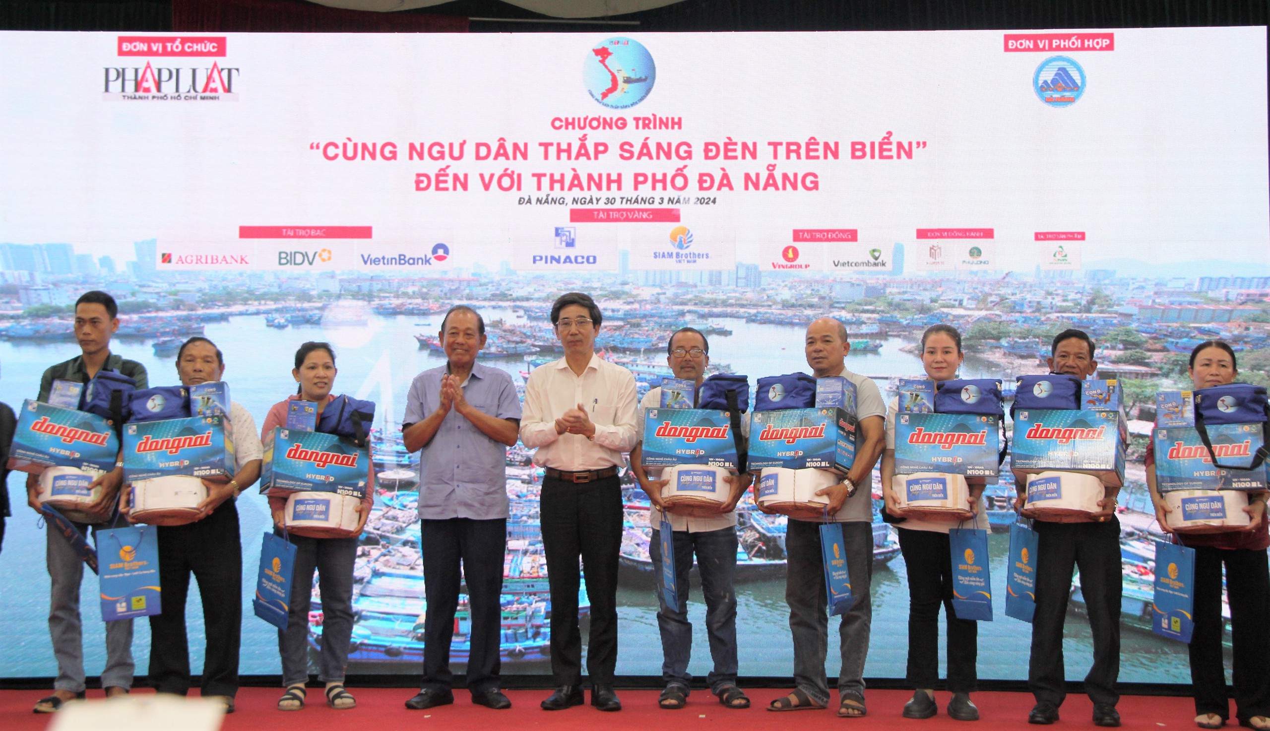 “Cùng ngư dân thắp sáng đèn trên biển” đến với ngư dân Đà Nẵng- Ảnh 2. “Cùng ngư dân thắp sáng đèn trên biển” đến với ngư dân Đà Nẵng- Ảnh 2.