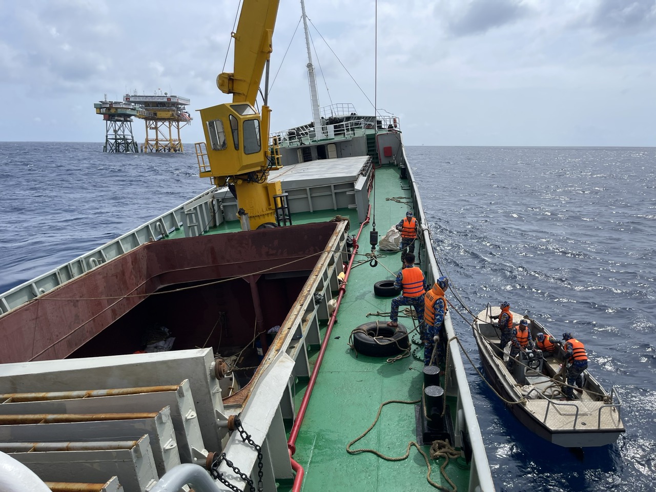 Con tàu chở yêu thương từ đất liền ra DKI- Ảnh 2. Con tàu chở yêu thương từ đất liền ra DKI- Ảnh 2.