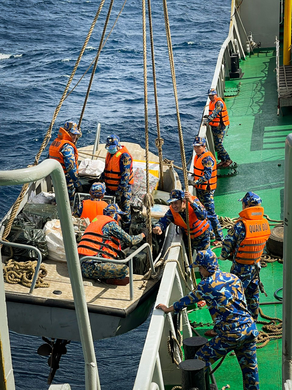 Con tàu chở yêu thương từ đất liền ra DKI- Ảnh 3. Con tàu chở yêu thương từ đất liền ra DKI- Ảnh 3.