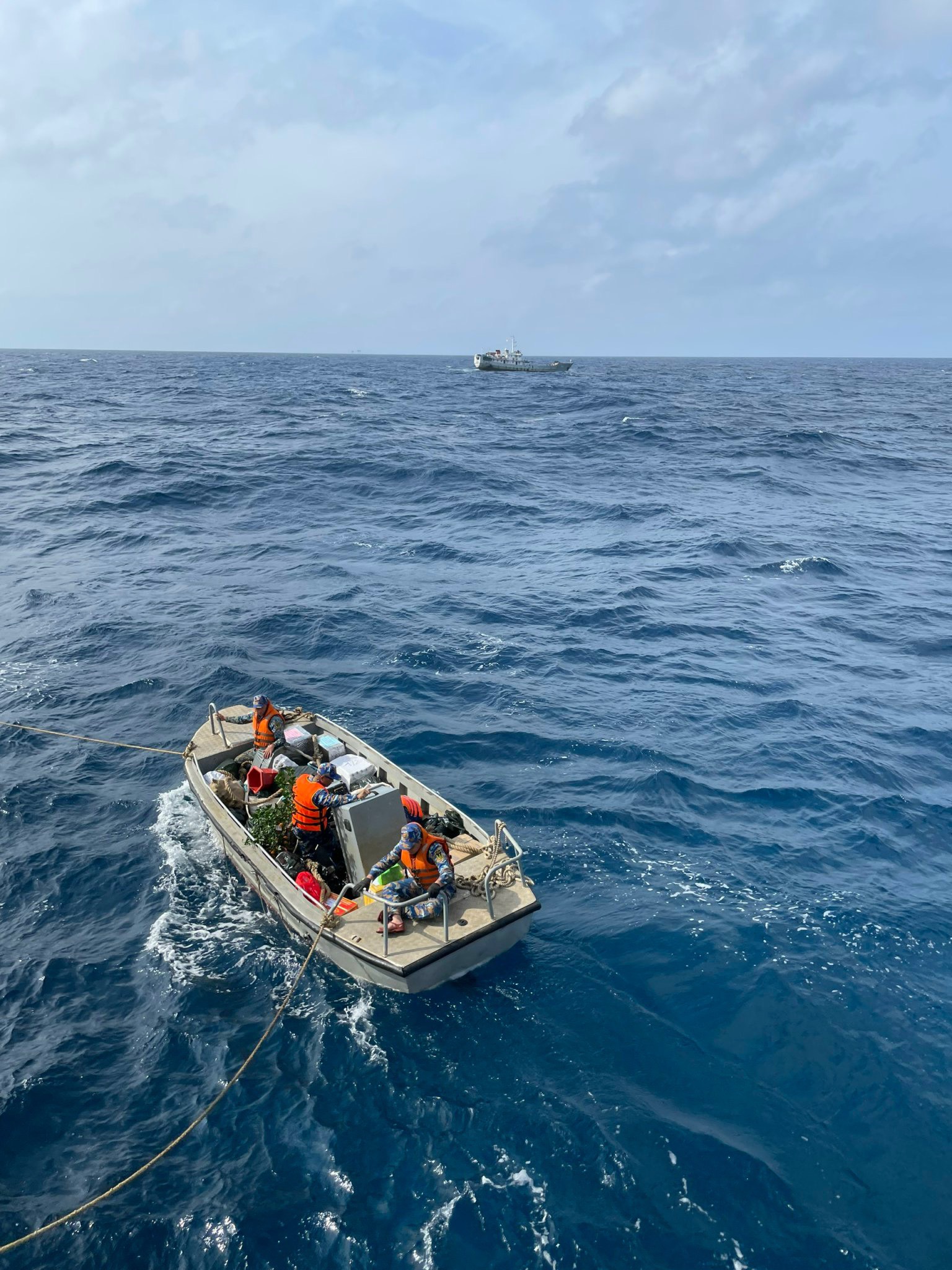 Con tàu chở yêu thương từ đất liền ra DKI- Ảnh 5. Con tàu chở yêu thương từ đất liền ra DKI- Ảnh 5.