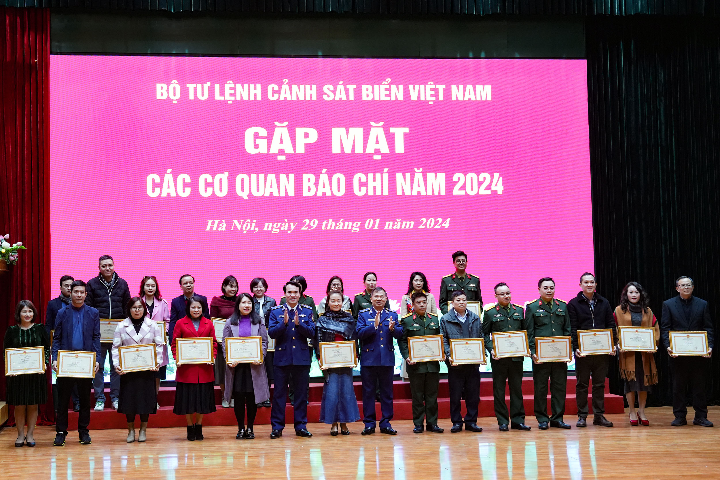 Bộ Tư lệnh Cảnh sát biển tặng Bằng khen cho Báo Người Lao Động- Ảnh 2. Bộ Tư lệnh Cảnh sát biển tặng Bằng khen cho Báo Người Lao Động- Ảnh 2.