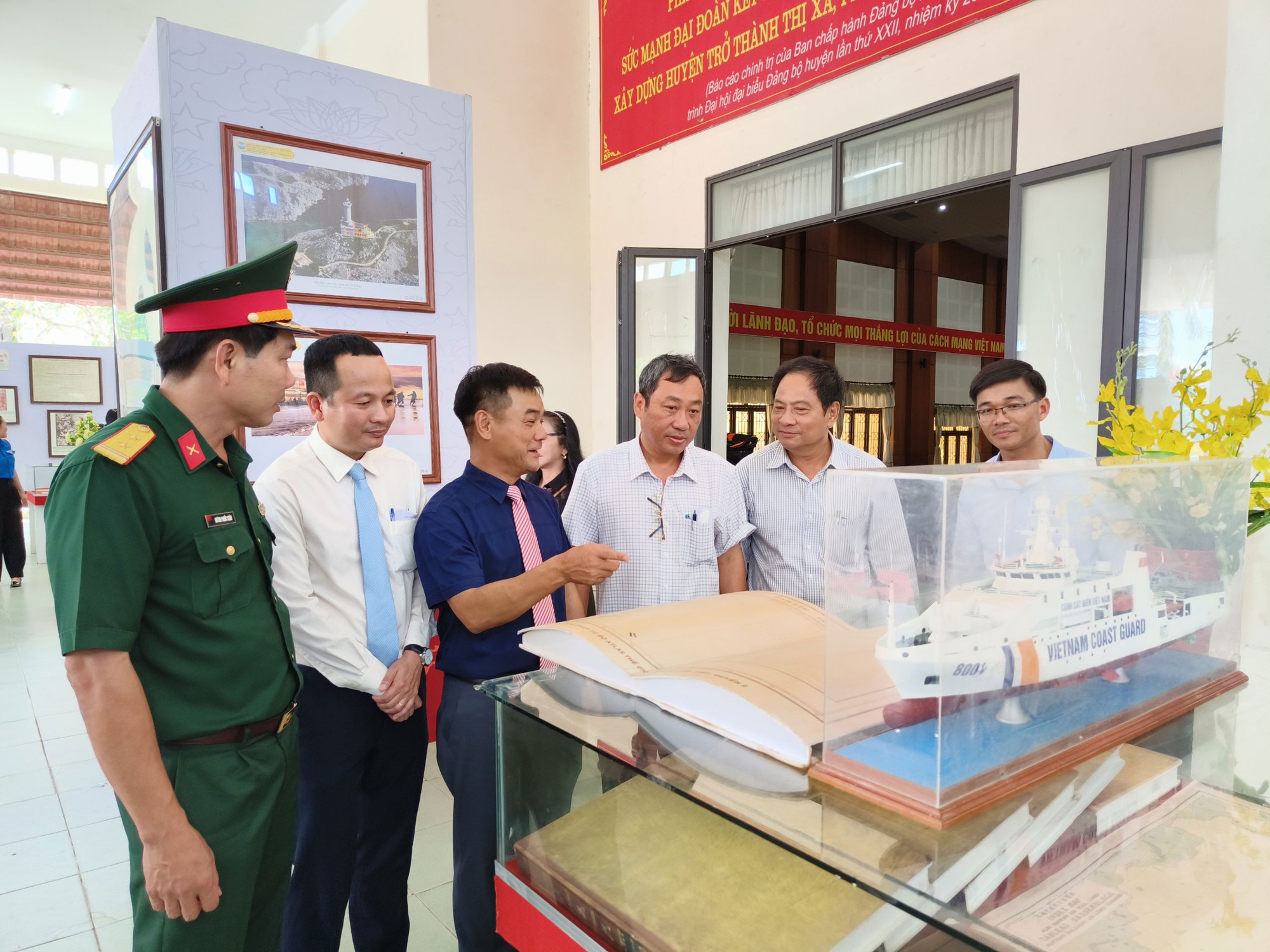 Cuộc thi viết về chủ quyền quốc gia lần 4: Nhìn từ triển lãm về Hoàng Sa, Trường Sa - Ảnh 2. Cuộc thi viết về chủ quyền quốc gia lần 4: Nhìn từ triển lãm về Hoàng Sa, Trường Sa - Ảnh 2.