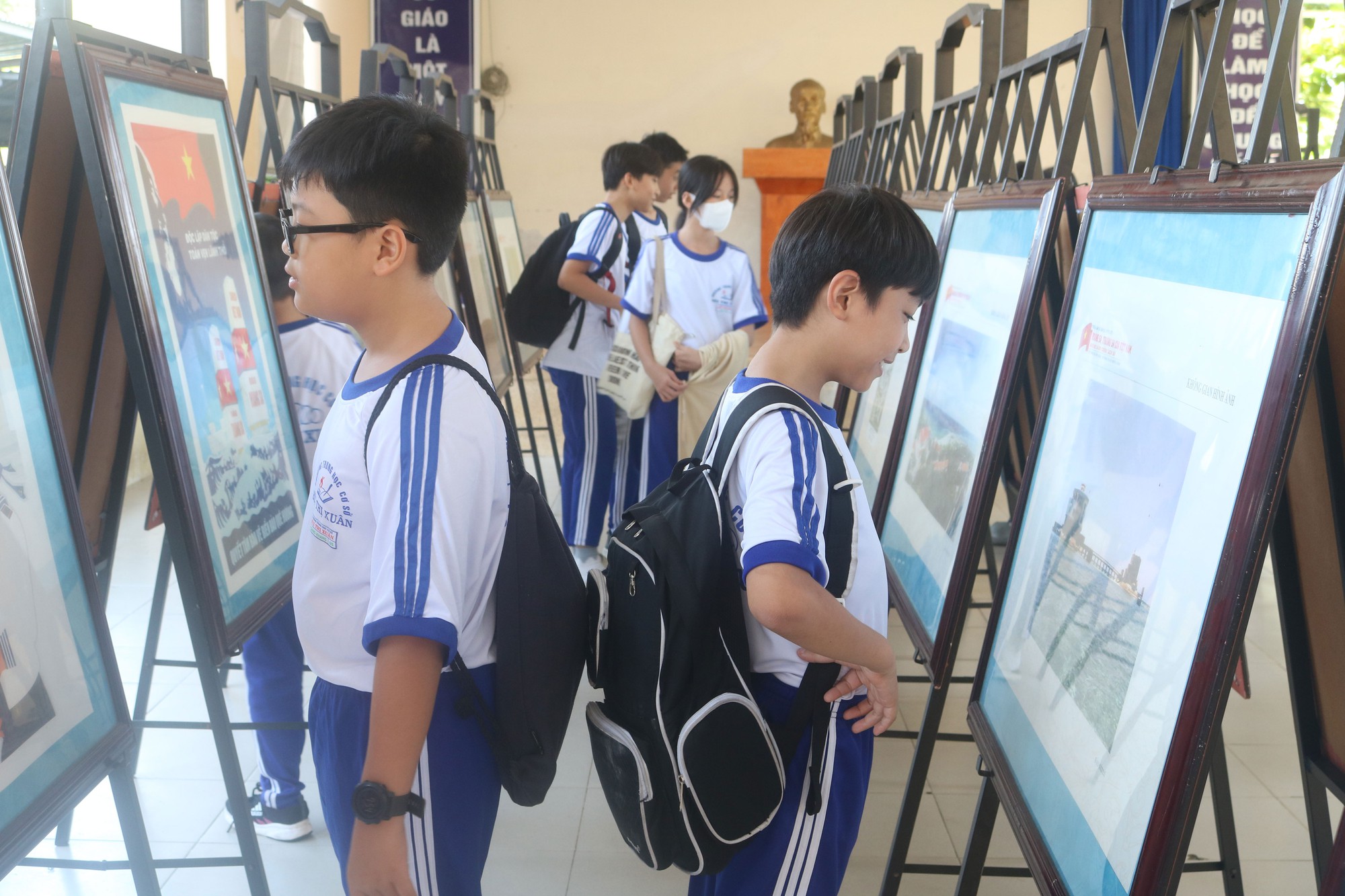 Cuộc thi viết về chủ quyền quốc gia lần 4: Cho học sinh thêm yêu biển đảo quê hương - Ảnh 2. Cuộc thi viết về chủ quyền quốc gia lần 4: Cho học sinh thêm yêu biển đảo quê hương - Ảnh 2.