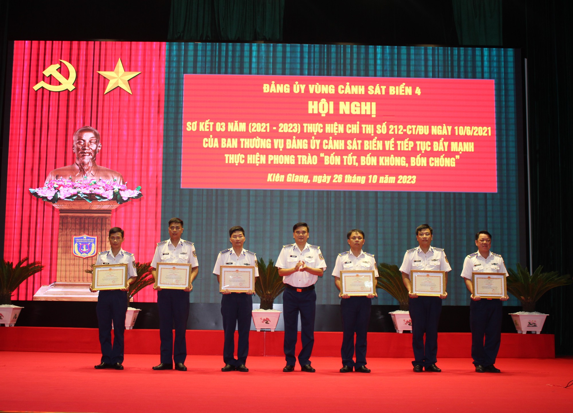 Trung tướng Bùi Quốc Oai biểu dương Bộ Tư lệnh Vùng Cảnh sát biển 4 - Ảnh 4. Trung tướng Bùi Quốc Oai biểu dương Bộ Tư lệnh Vùng Cảnh sát biển 4 - Ảnh 4.
