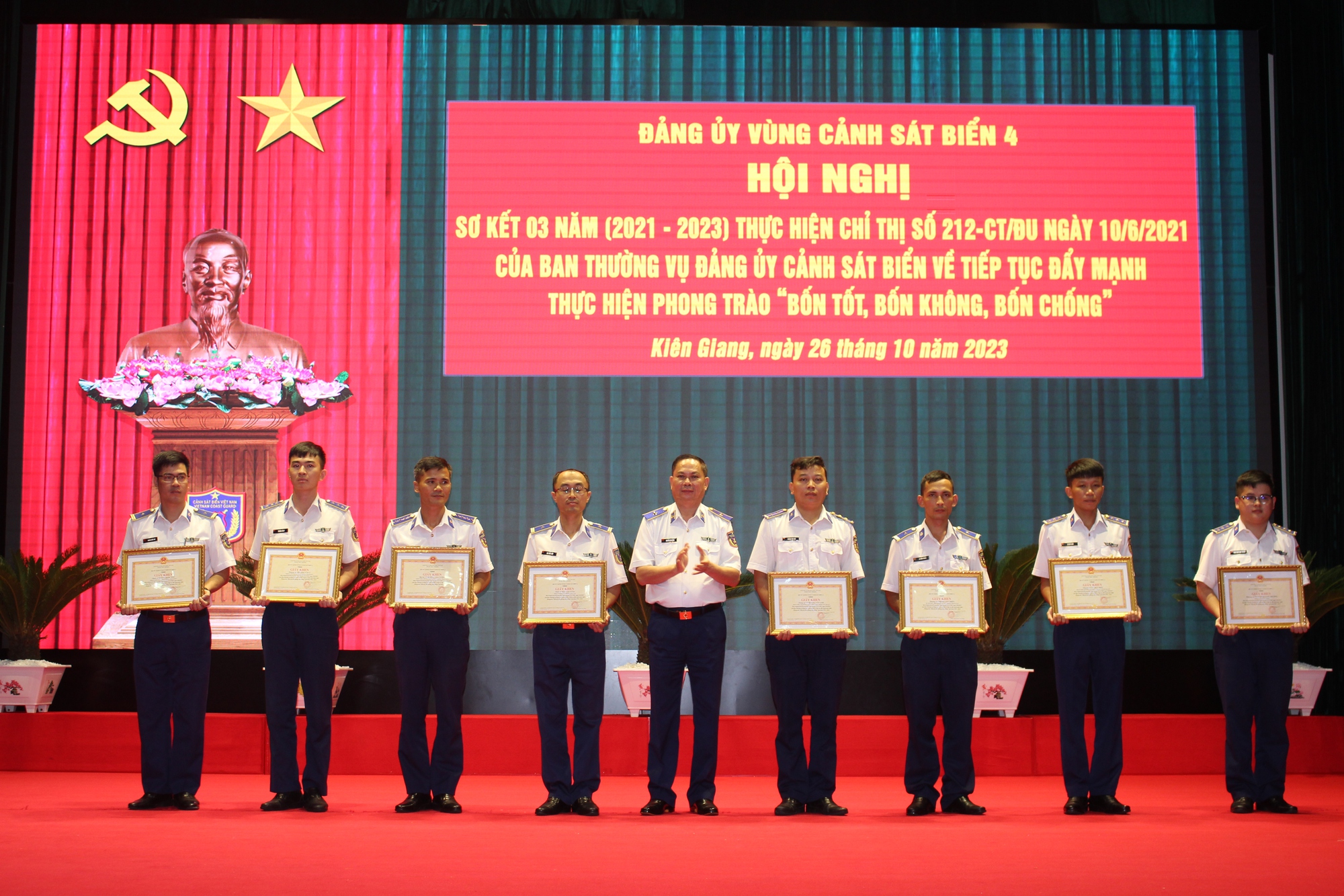 Trung tướng Bùi Quốc Oai biểu dương Bộ Tư lệnh Vùng Cảnh sát biển 4 - Ảnh 5. Trung tướng Bùi Quốc Oai biểu dương Bộ Tư lệnh Vùng Cảnh sát biển 4 - Ảnh 5.