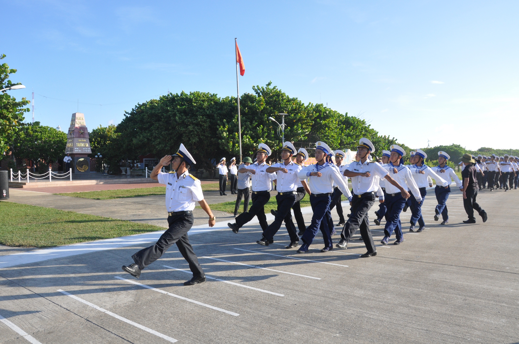 CUỘC THI VIẾT “CHỦ QUYỀN QUỐC GIA BẤT KHẢ XÂM PHẠM”: Thiêng liêng lễ chào cờ ở Trường Sa - Ảnh 2. CUỘC THI VIẾT “CHỦ QUYỀN QUỐC GIA BẤT KHẢ XÂM PHẠM”: Thiêng liêng lễ chào cờ ở Trường Sa - Ảnh 2.
