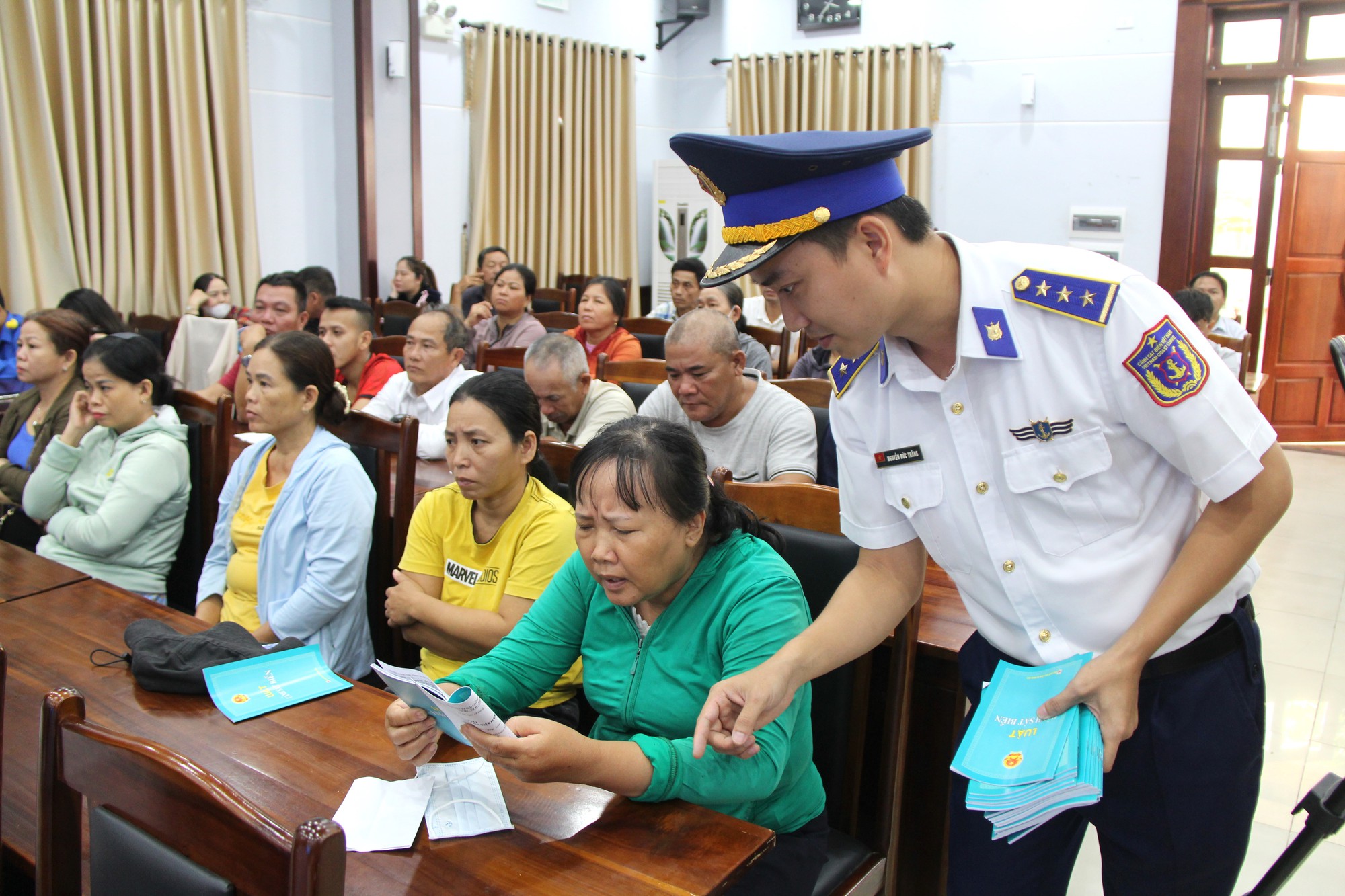 Bộ Tư lệnh Vùng Cảnh sát biển 2 đến với ngư dân Đà Nẵng - Ảnh 2. Bộ Tư lệnh Vùng Cảnh sát biển 2 đến với ngư dân Đà Nẵng - Ảnh 2.