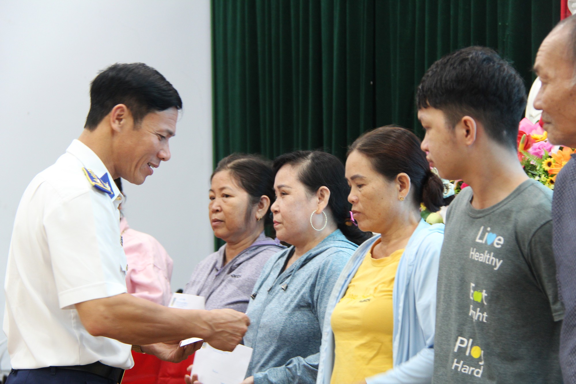 Bộ Tư lệnh Vùng Cảnh sát biển 2 đến với ngư dân Đà Nẵng - Ảnh 3. Bộ Tư lệnh Vùng Cảnh sát biển 2 đến với ngư dân Đà Nẵng - Ảnh 3.