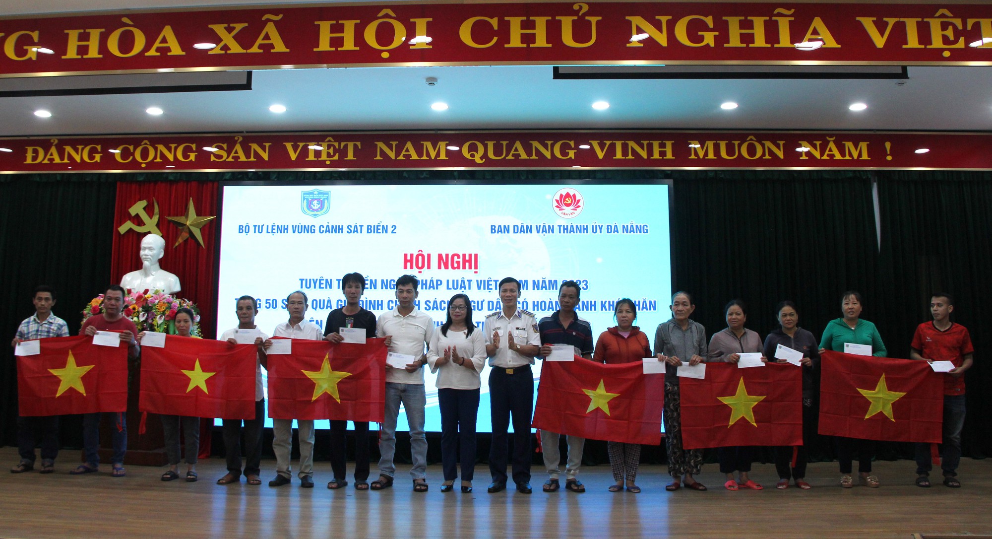 Bộ Tư lệnh Vùng Cảnh sát biển 2 đến với ngư dân Đà Nẵng - Ảnh 4. Bộ Tư lệnh Vùng Cảnh sát biển 2 đến với ngư dân Đà Nẵng - Ảnh 4.