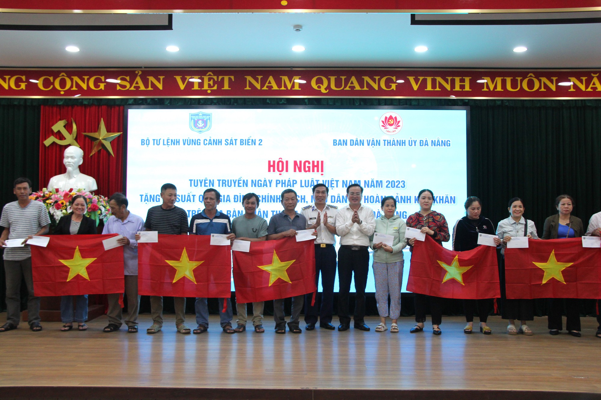 Bộ Tư lệnh Vùng Cảnh sát biển 2 đến với ngư dân Đà Nẵng - Ảnh 5. Bộ Tư lệnh Vùng Cảnh sát biển 2 đến với ngư dân Đà Nẵng - Ảnh 5.