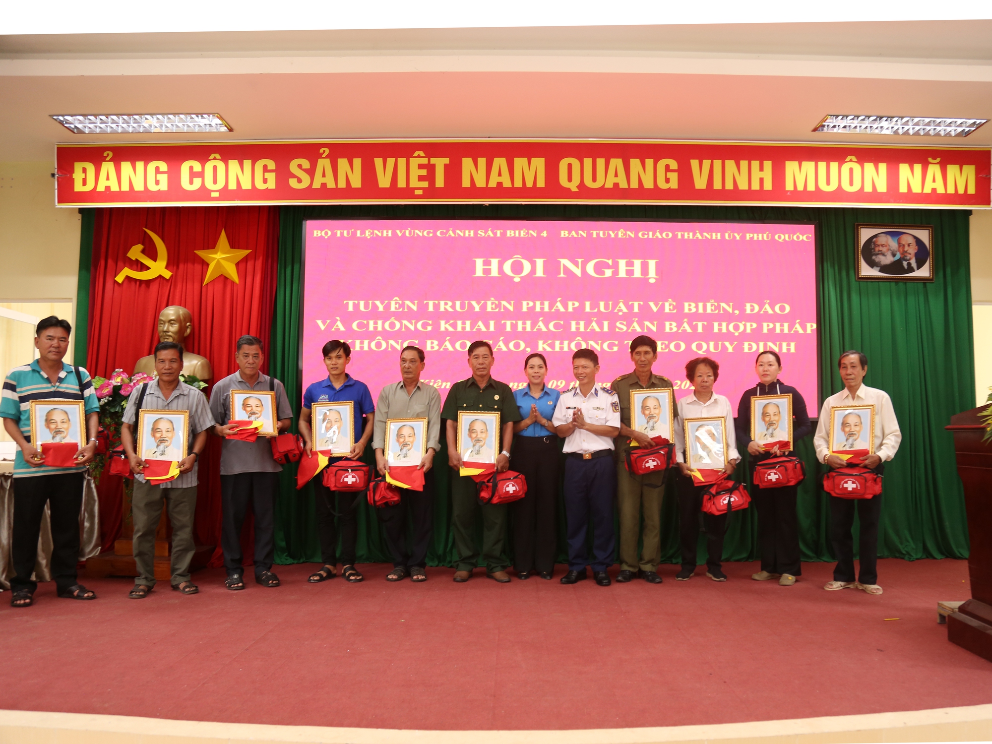 Vùng Cảnh sát biển 4 trao cờ Tổ quốc và tuyên truyền về IUU - Ảnh 4. Vùng Cảnh sát biển 4 trao cờ Tổ quốc và tuyên truyền về IUU - Ảnh 4.