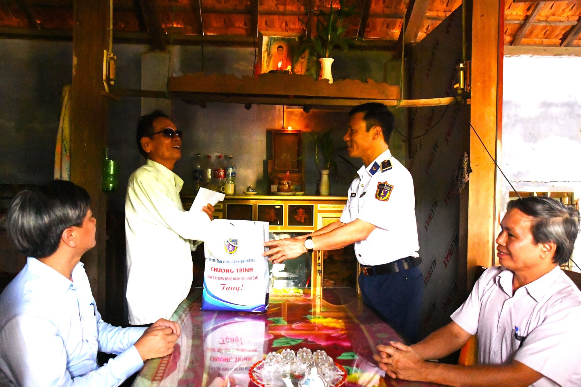 Nhiều hoạt động ý nghĩa của Bộ tư lệnh Vùng Cảnh sát biển 2 tại Quảng Ngãi - Ảnh 2. Nhiều hoạt động ý nghĩa của Bộ tư lệnh Vùng Cảnh sát biển 2 tại Quảng Ngãi - Ảnh 2.