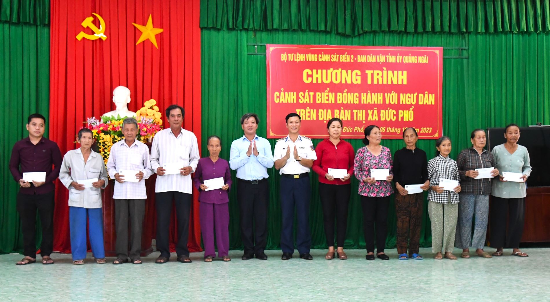 Nhiều hoạt động ý nghĩa của Bộ tư lệnh Vùng Cảnh sát biển 2 tại Quảng Ngãi - Ảnh 7. Nhiều hoạt động ý nghĩa của Bộ tư lệnh Vùng Cảnh sát biển 2 tại Quảng Ngãi - Ảnh 7.