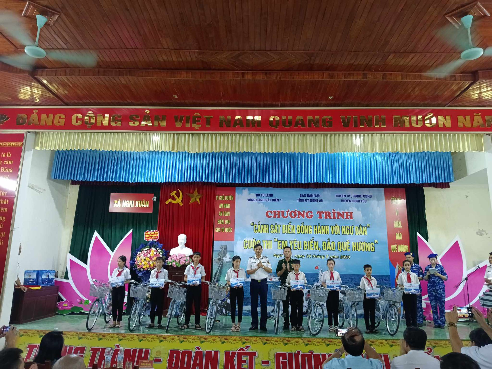 Cảnh sát biển Việt Nam tổ chức nhiều hoạt động đồng hành với ngư dân - Ảnh 2. Cảnh sát biển Việt Nam tổ chức nhiều hoạt động đồng hành với ngư dân - Ảnh 2.