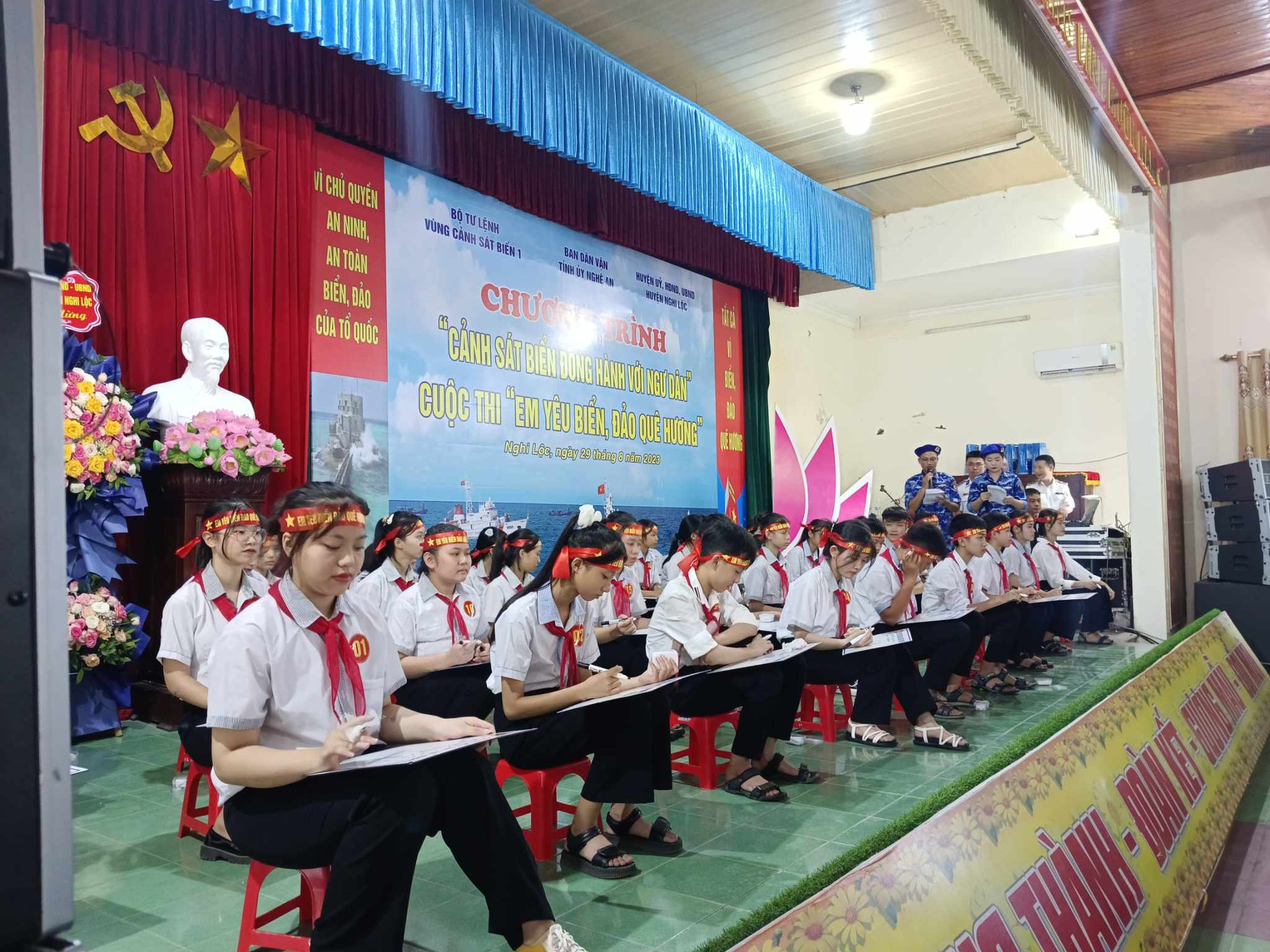 Cảnh sát biển Việt Nam tổ chức nhiều hoạt động đồng hành với ngư dân - Ảnh 7. Cảnh sát biển Việt Nam tổ chức nhiều hoạt động đồng hành với ngư dân - Ảnh 7.