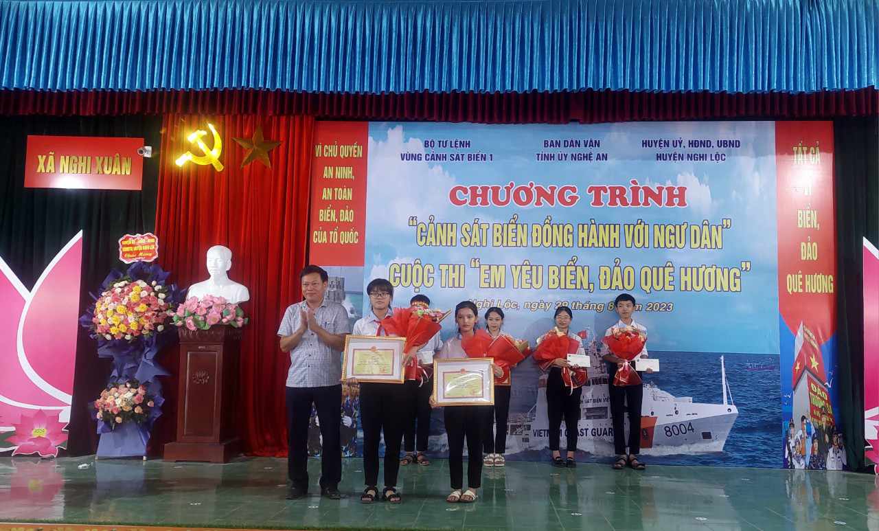 Cảnh sát biển Việt Nam tổ chức nhiều hoạt động đồng hành với ngư dân - Ảnh 8. Cảnh sát biển Việt Nam tổ chức nhiều hoạt động đồng hành với ngư dân - Ảnh 8.