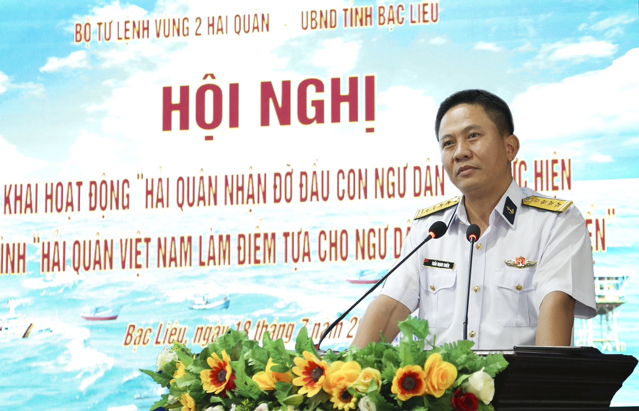 Vùng 2 Hải quân nhận đỡ đầu con ngư dân và trao cờ Tổ quốc - Ảnh 3. Vùng 2 Hải quân nhận đỡ đầu con ngư dân và trao cờ Tổ quốc - Ảnh 3.