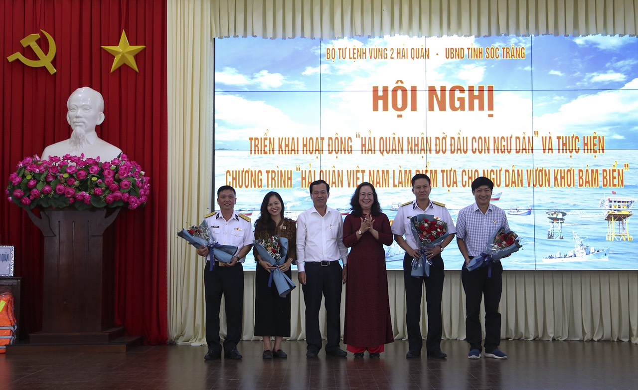 Vùng 2 Hải quân nhận đỡ đầu con ngư dân và trao cờ Tổ quốc - Ảnh 5. Vùng 2 Hải quân nhận đỡ đầu con ngư dân và trao cờ Tổ quốc - Ảnh 5.