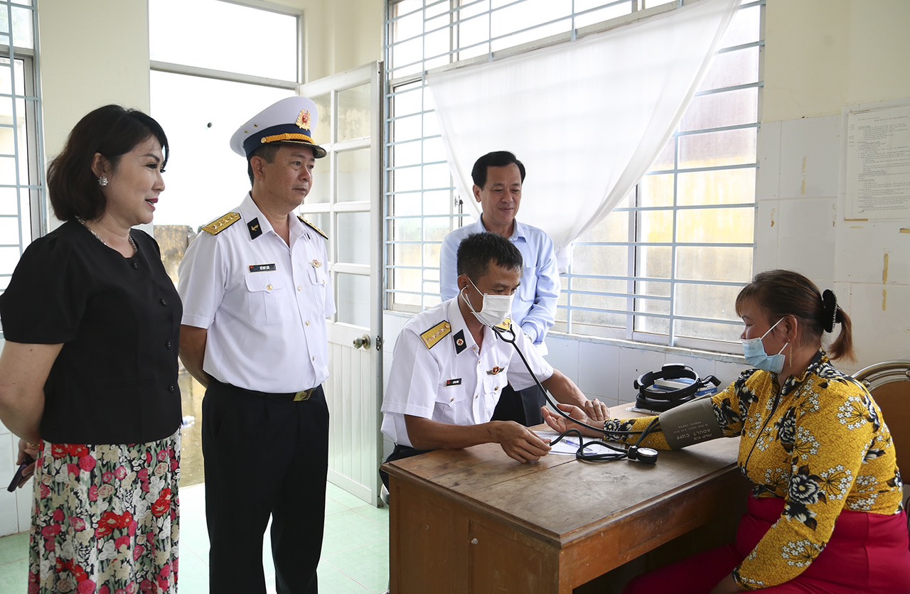 Vùng 2 Hải quân nhận đỡ đầu con ngư dân và trao cờ Tổ quốc - Ảnh 7. Vùng 2 Hải quân nhận đỡ đầu con ngư dân và trao cờ Tổ quốc - Ảnh 7.