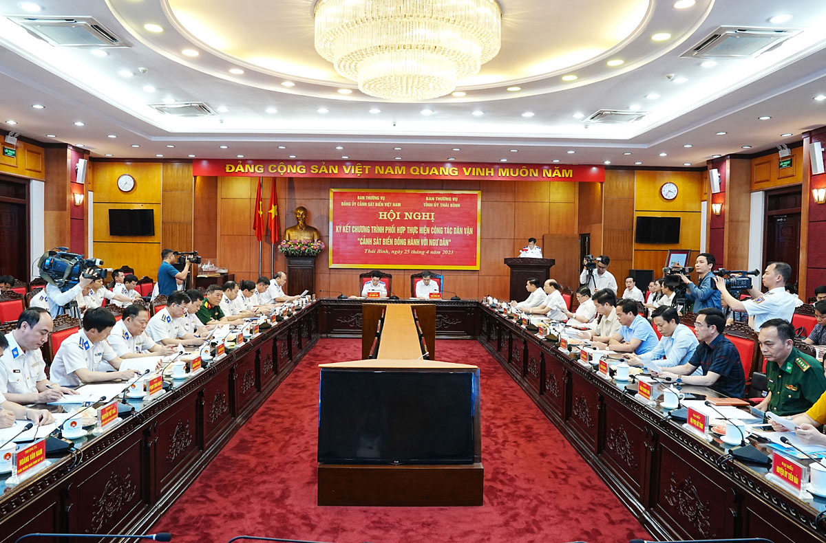 Ký kết chương trình phối hợp Cảnh sát biển đồng hành với ngư dân - Ảnh 3. Ký kết chương trình phối hợp Cảnh sát biển đồng hành với ngư dân - Ảnh 3.