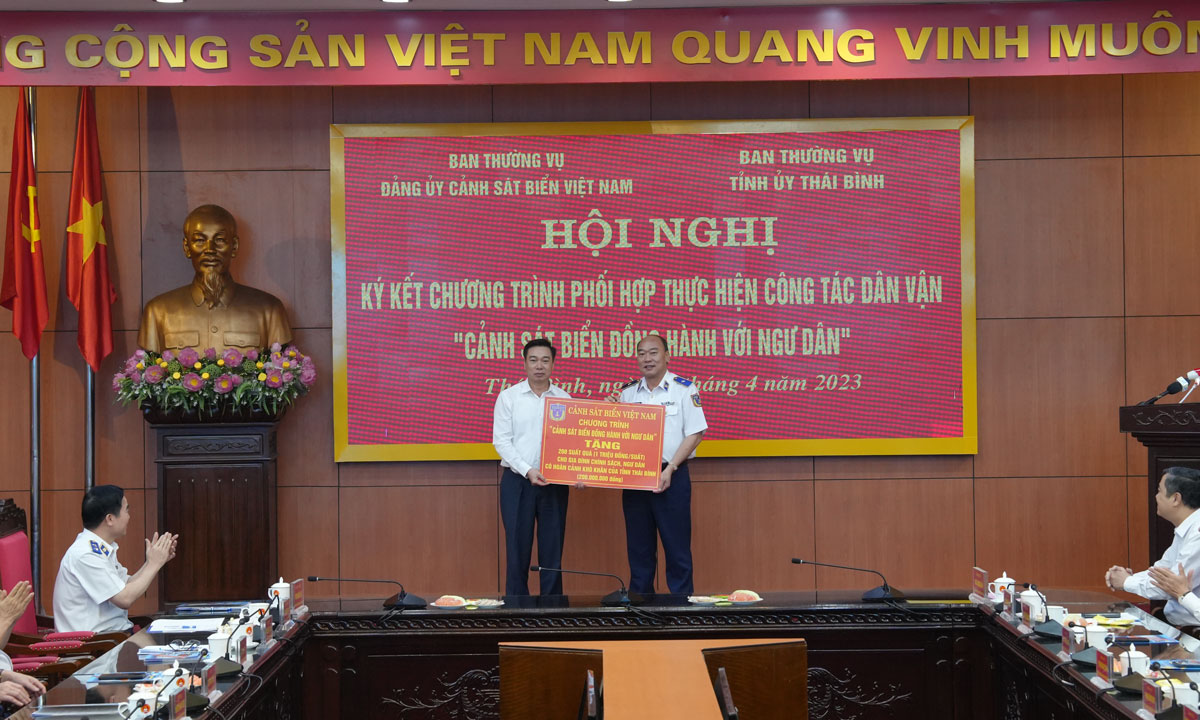 Ký kết chương trình phối hợp Cảnh sát biển đồng hành với ngư dân - Ảnh 5. Ký kết chương trình phối hợp Cảnh sát biển đồng hành với ngư dân - Ảnh 5.